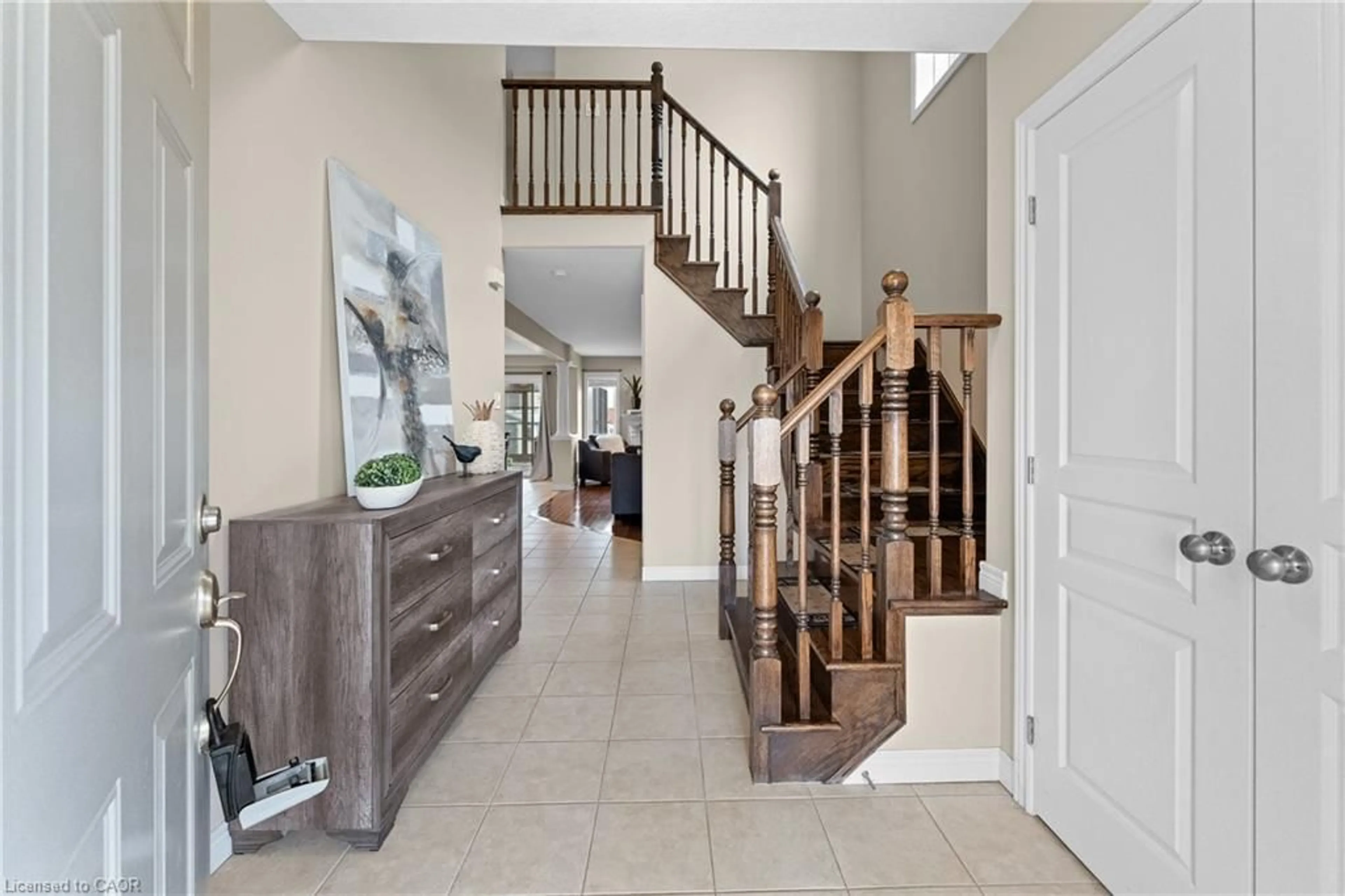 Indoor entryway for 4875 John St, Beamsville Ontario L3J 0P2