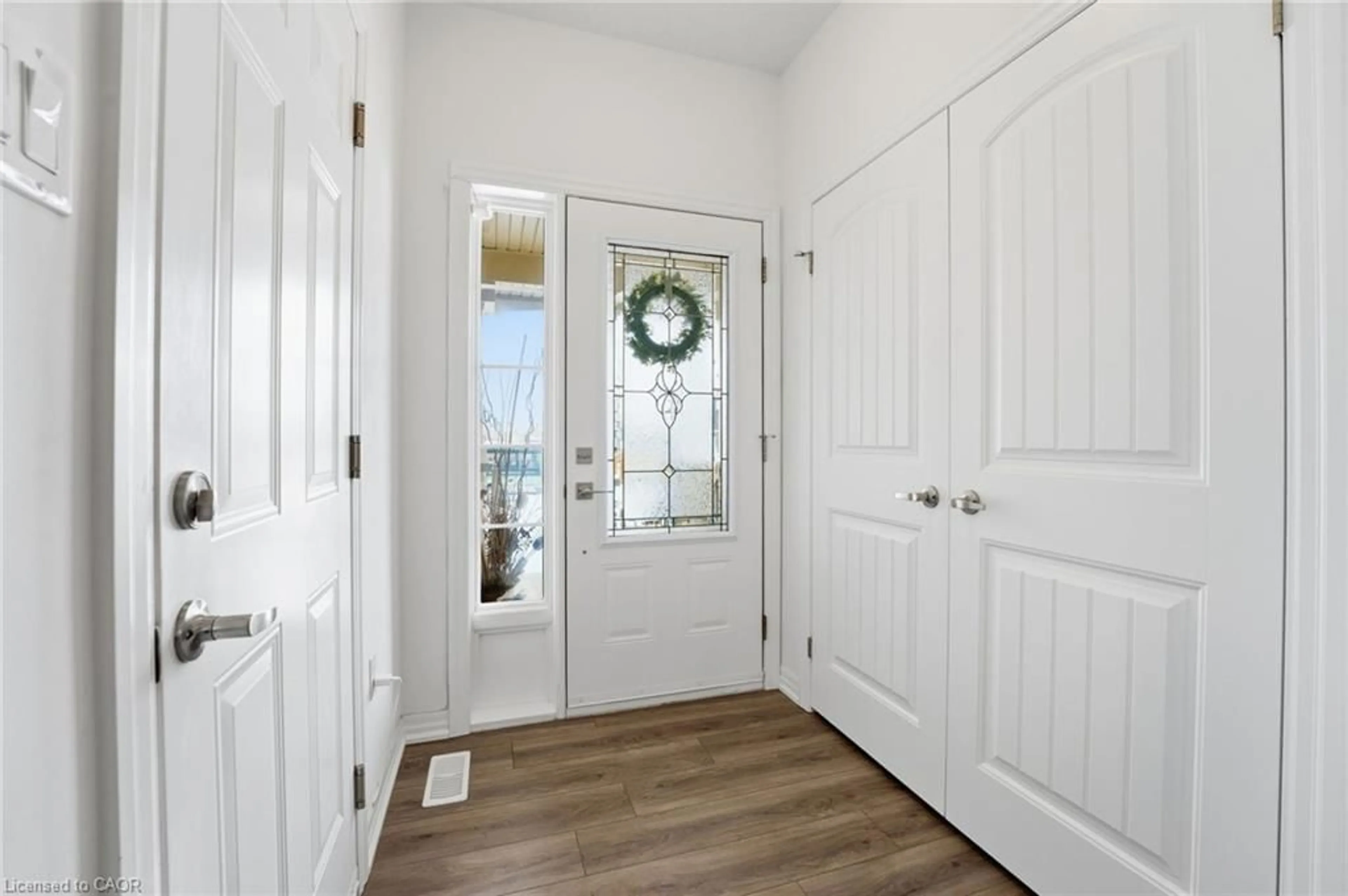 Indoor entryway for 1 Bawcutt Cres, Paris Ontario N3L 0G7