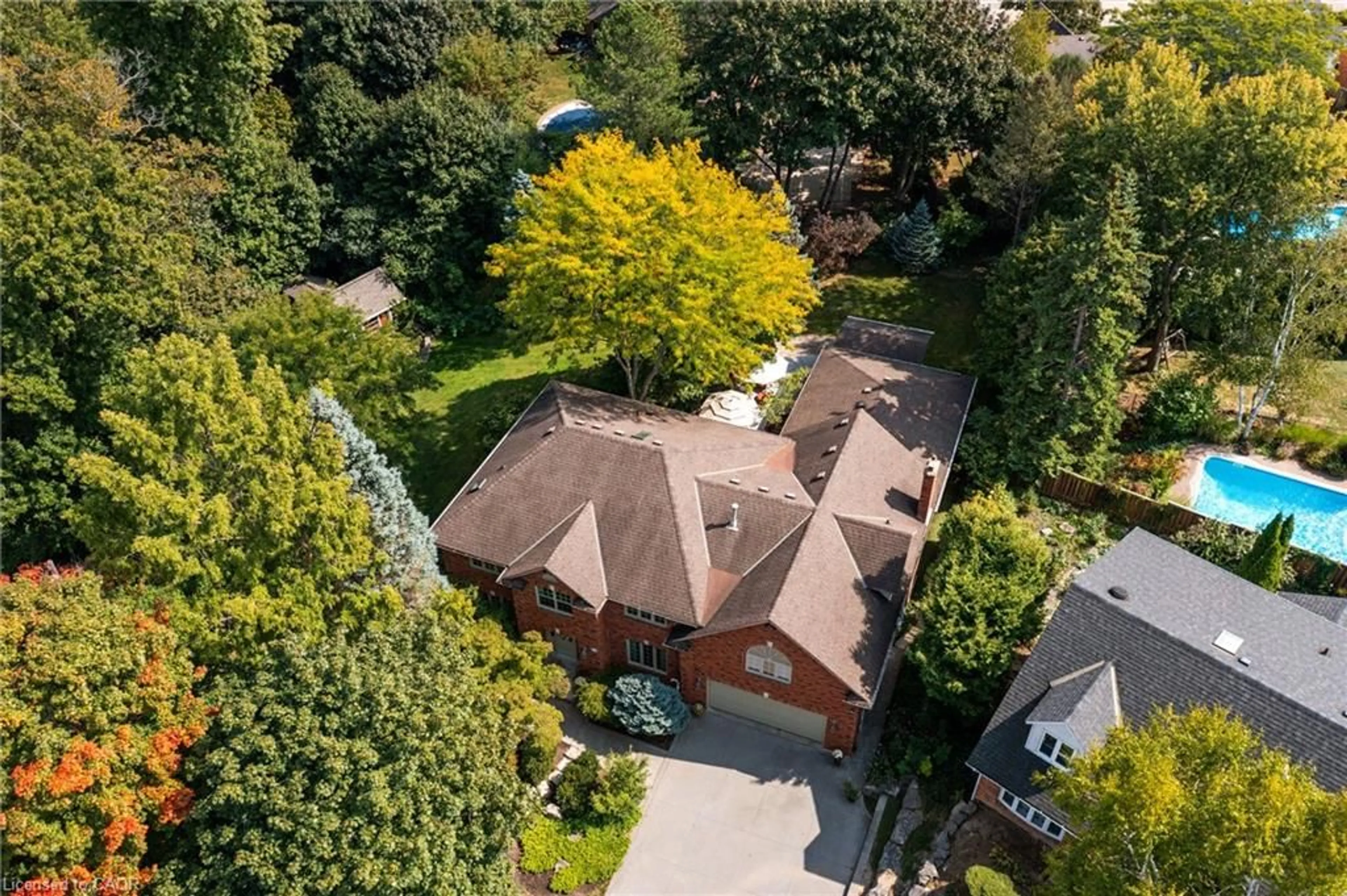 A pic from outside/outdoor area/front of a property/back of a property/a pic from drone, street for 373 Brookview Crt, Ancaster Ontario L9G 4E6