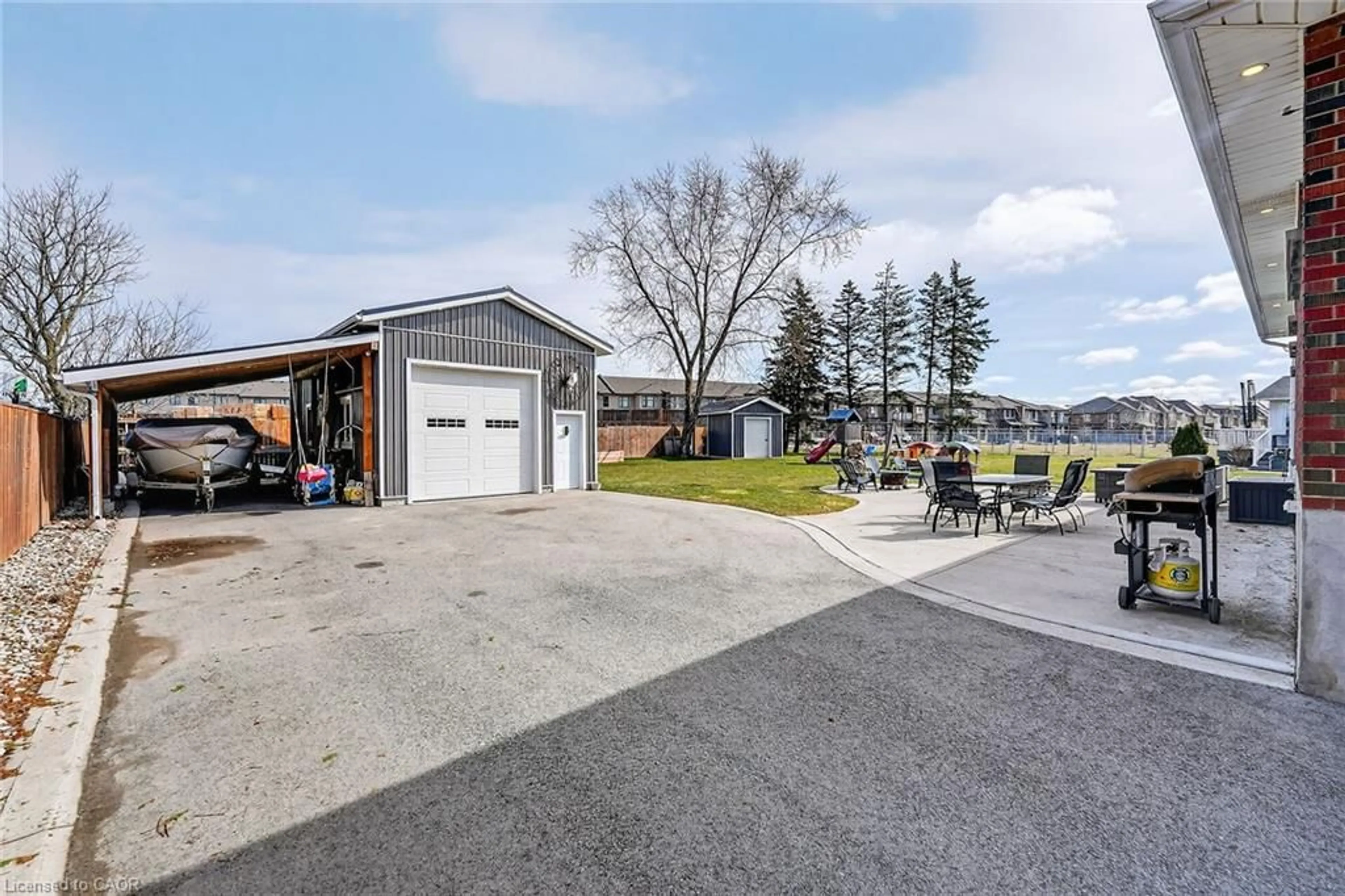 Indoor garage for 171 Morgan Ave, Smithville Ontario L0R 2A0