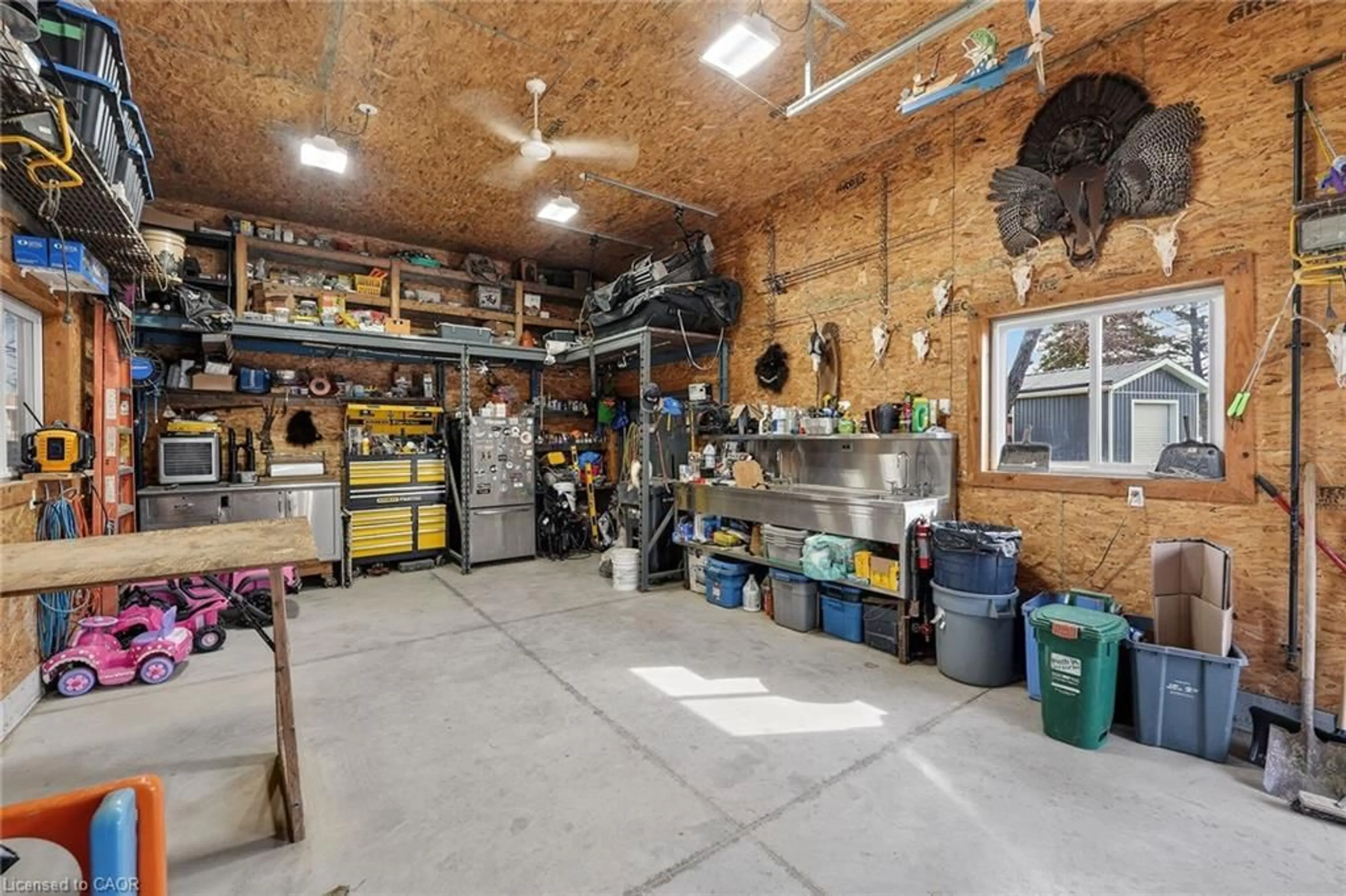 Indoor garage for 171 Morgan Ave, Smithville Ontario L0R 2A0