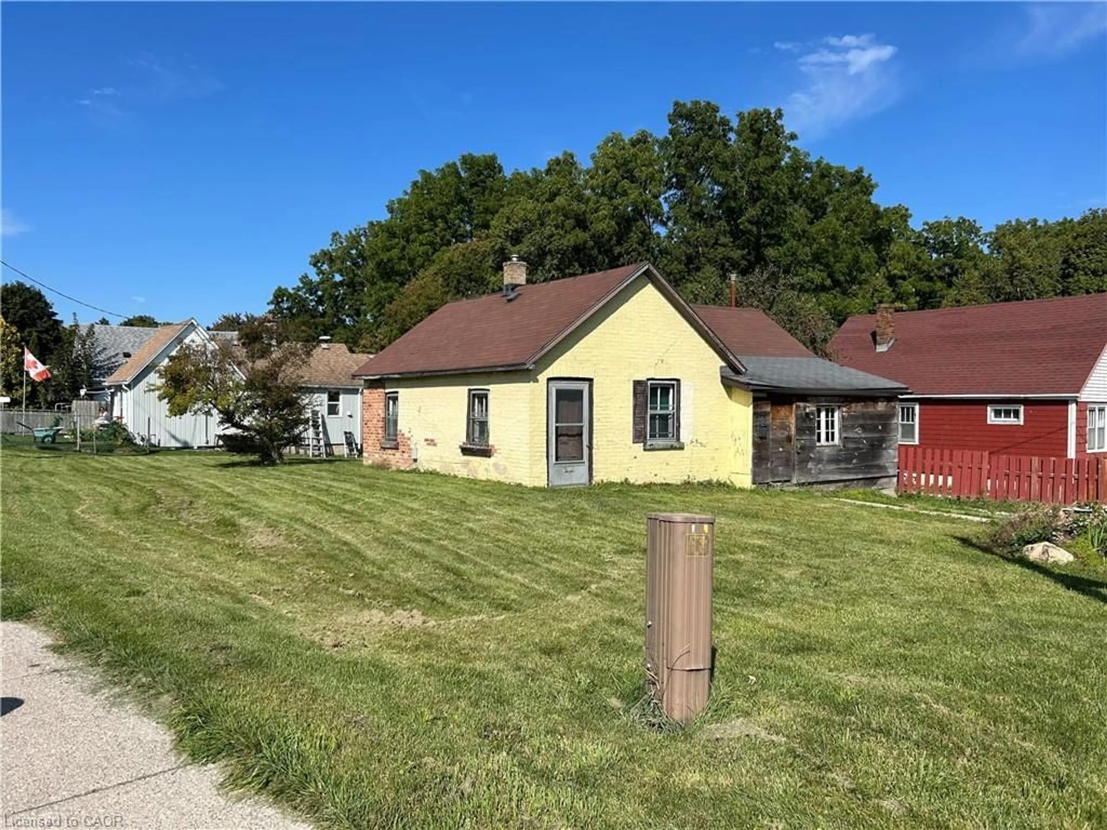 A pic from outside/outdoor area/front of a property/back of a property/a pic from drone, street for 270 Queen St, Simcoe Ontario N3Y 3C8