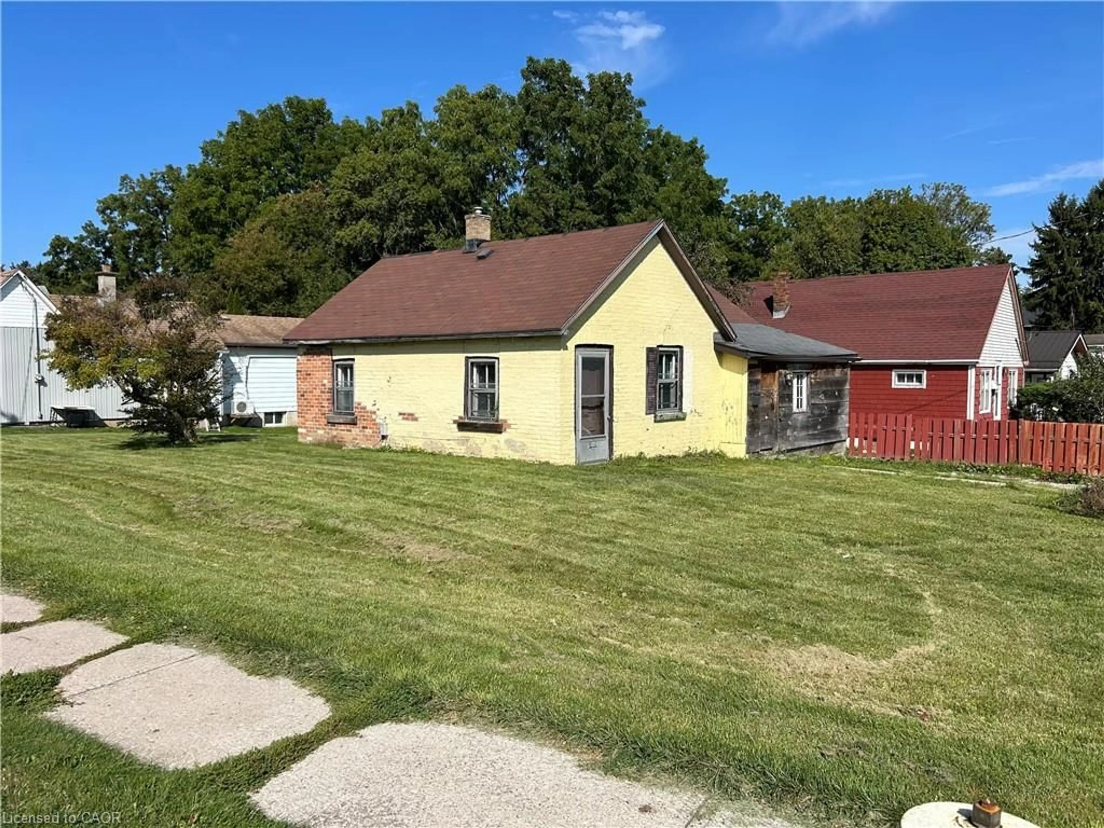 A pic from outside/outdoor area/front of a property/back of a property/a pic from drone, building for 270 Queen St, Simcoe Ontario N3Y 3C8