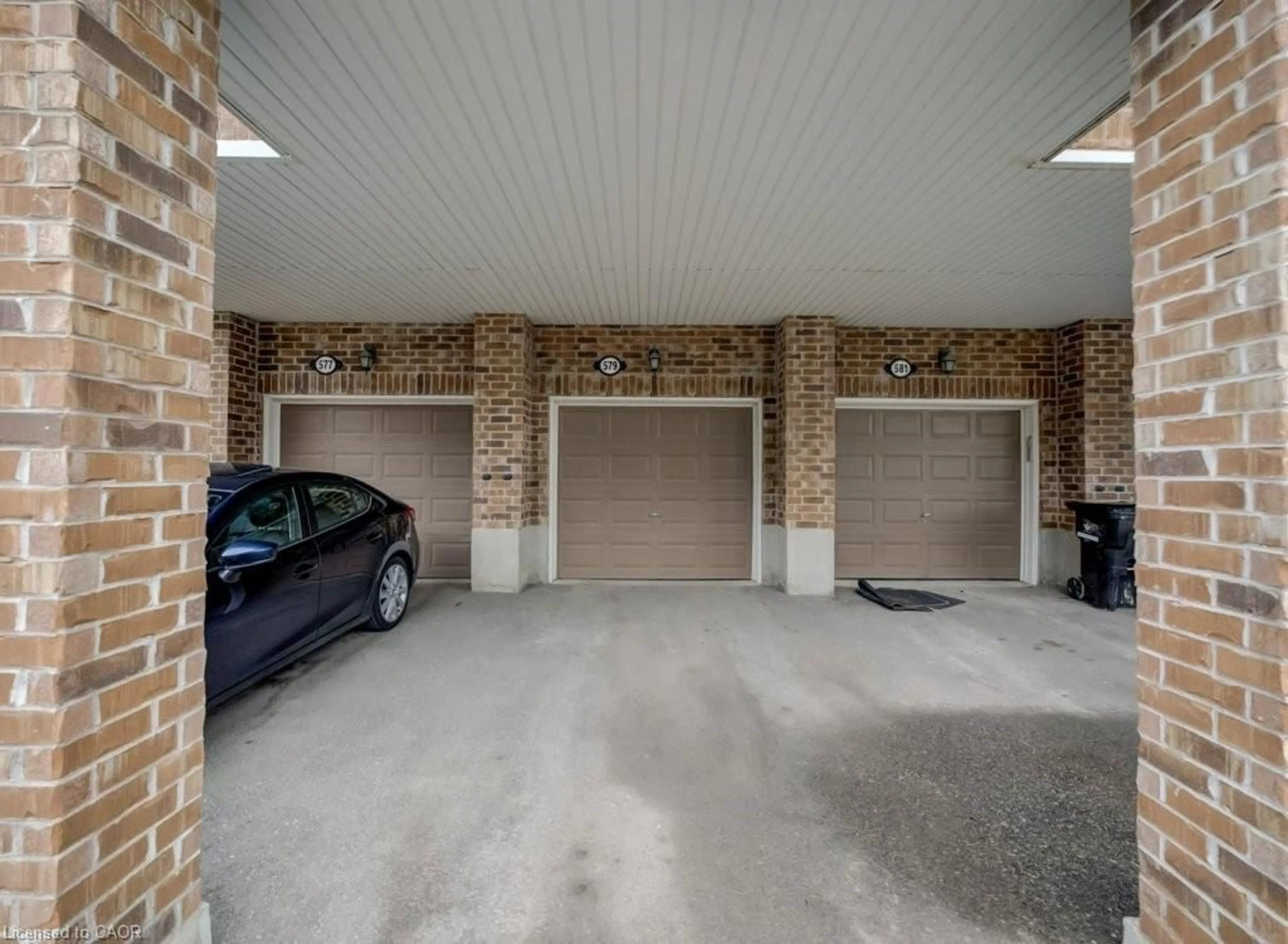 Indoor garage for 579 Goldenrod Lane, Kitchener Ontario N2R 0L7