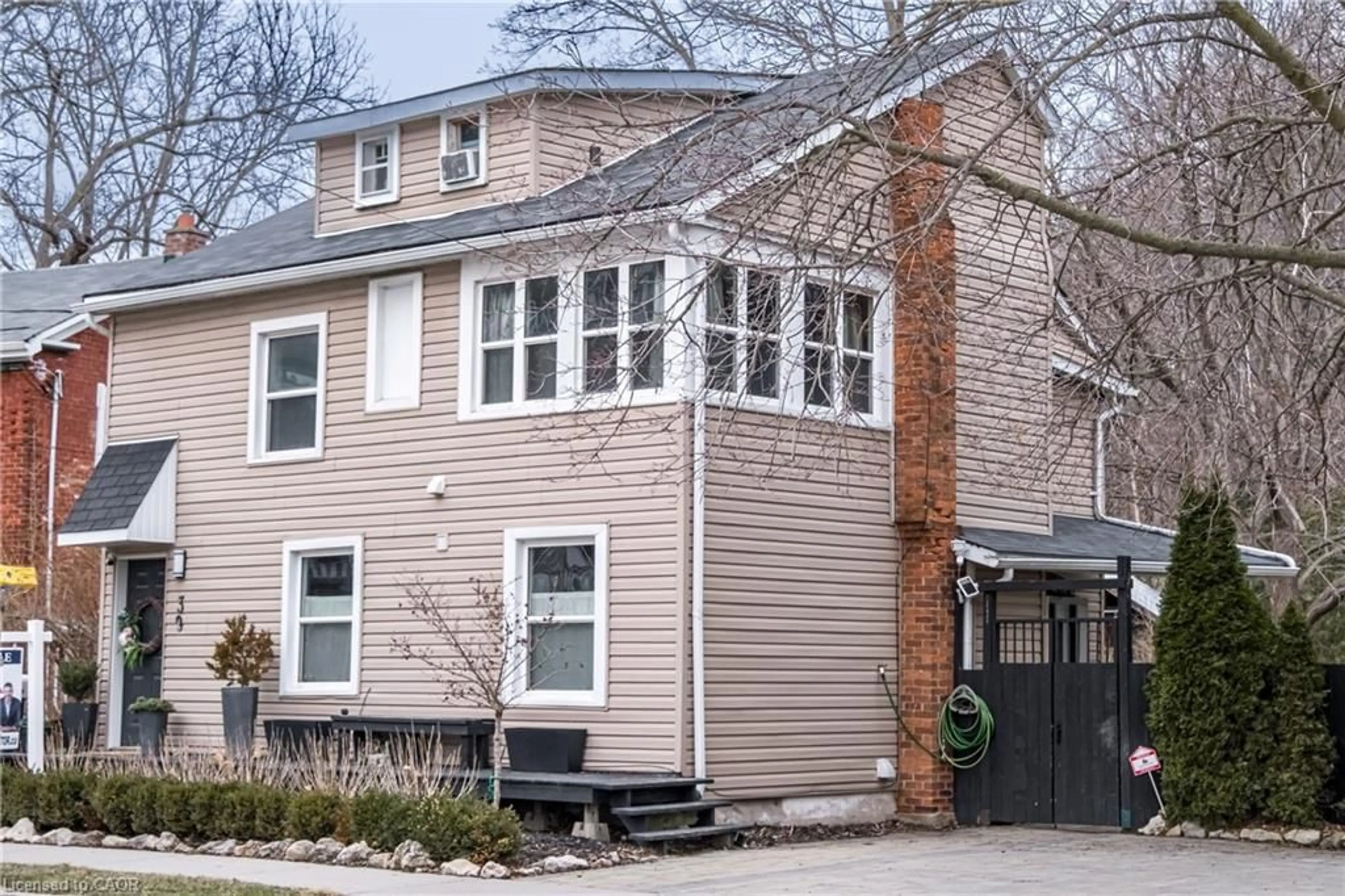 Home with brick exterior material, street for 39 Park St, Dundas Ontario L9H 1C9