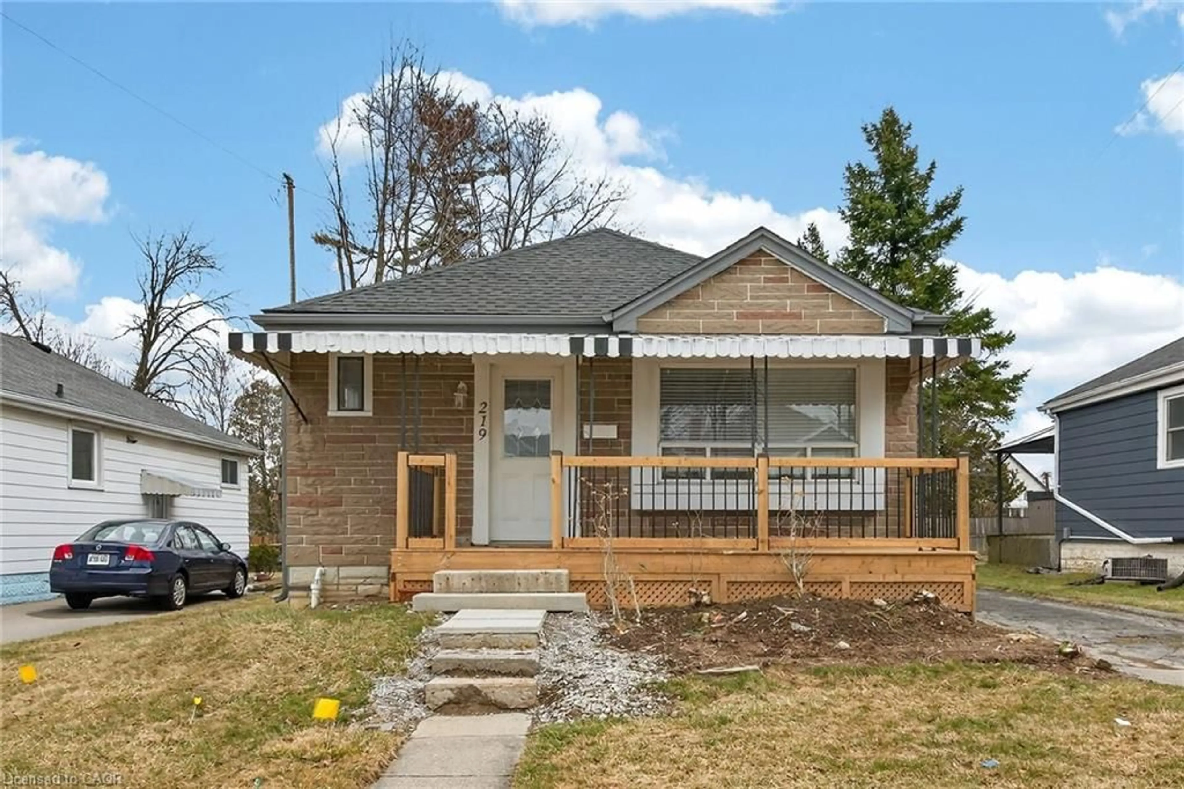 Home with vinyl exterior material, street for 219 East 21st St, Hamilton Ontario L8V 2T6