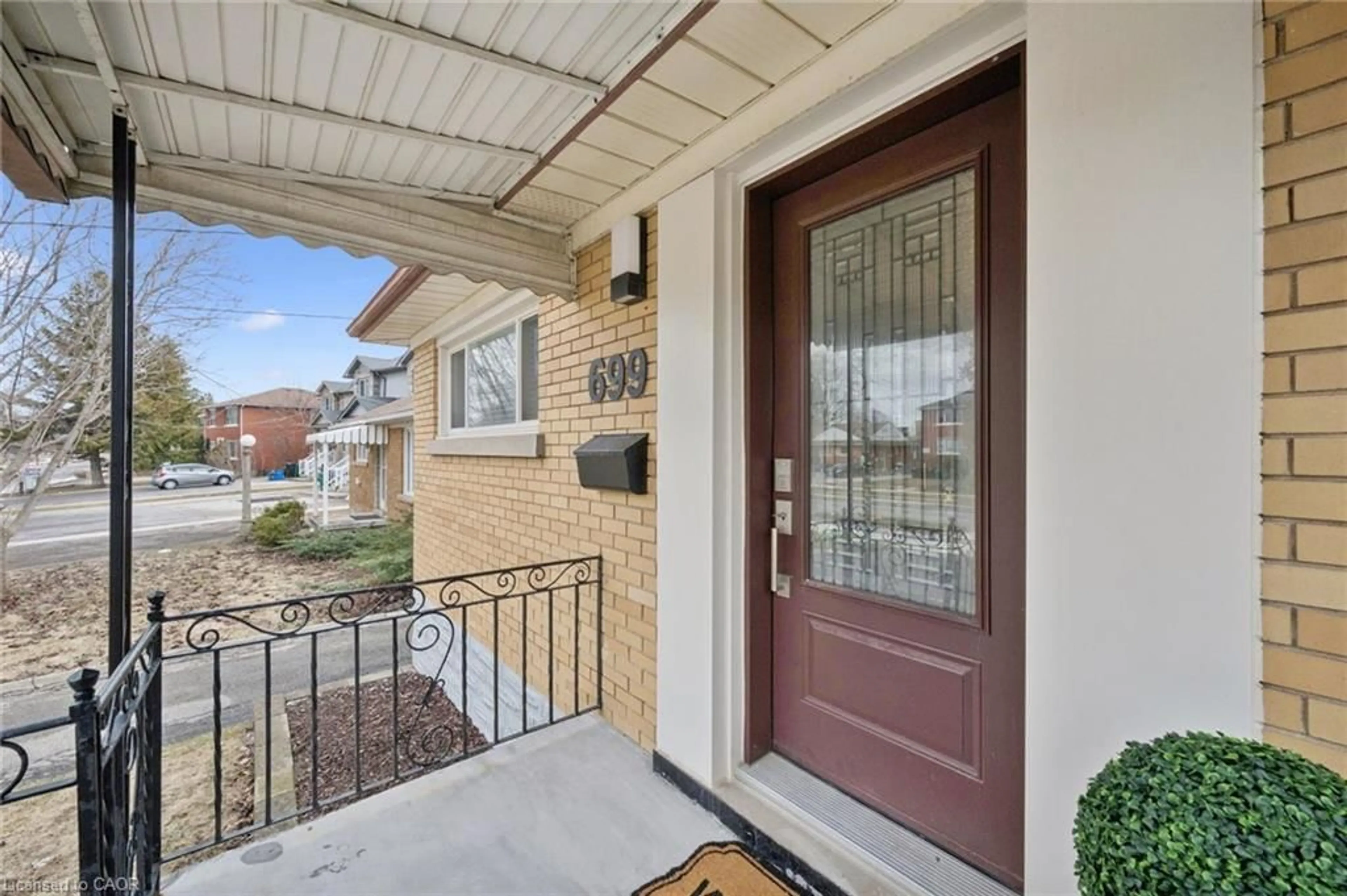 Indoor entryway for 699 Frederick St, Kitchener Ontario N2B 2B3