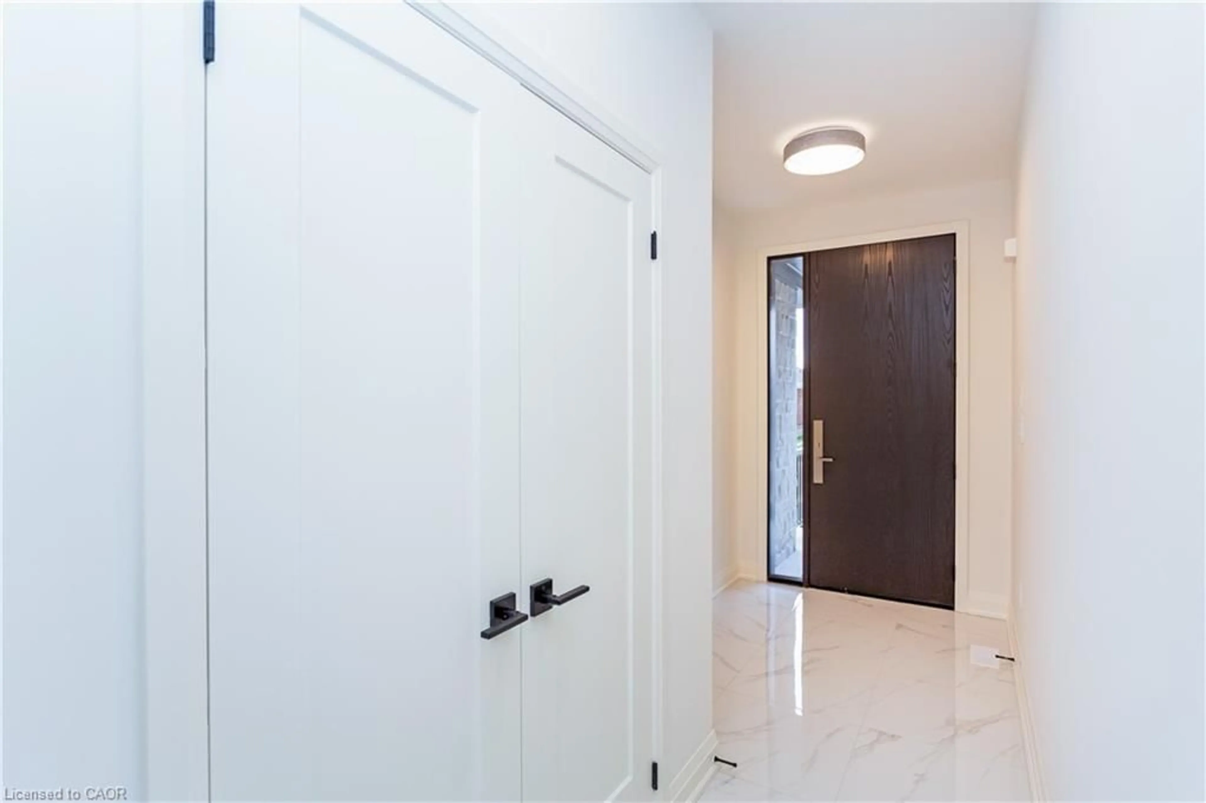 Indoor entryway for 29 Dana Dr, Hamilton Ontario L9A 3H7