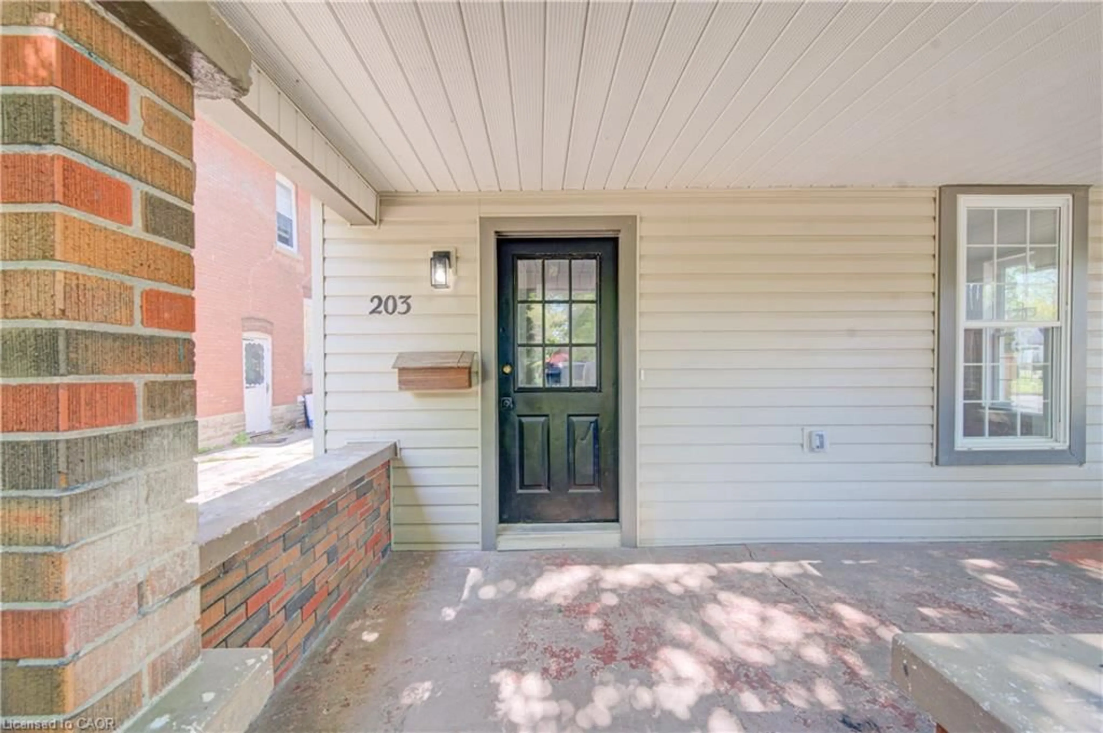 Indoor entryway for 203 Talbot St, Simcoe Ontario N3Y 2Z8
