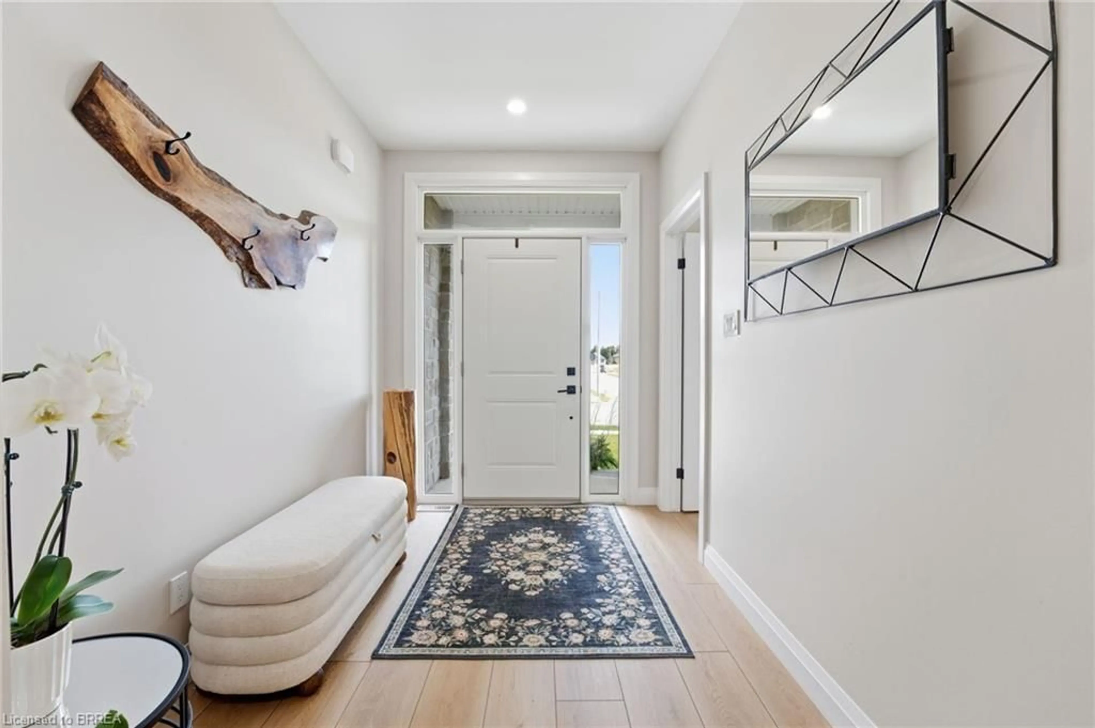 Indoor entryway for 58 Vanrooy Trail, Waterford Ontario N0E 1Y0