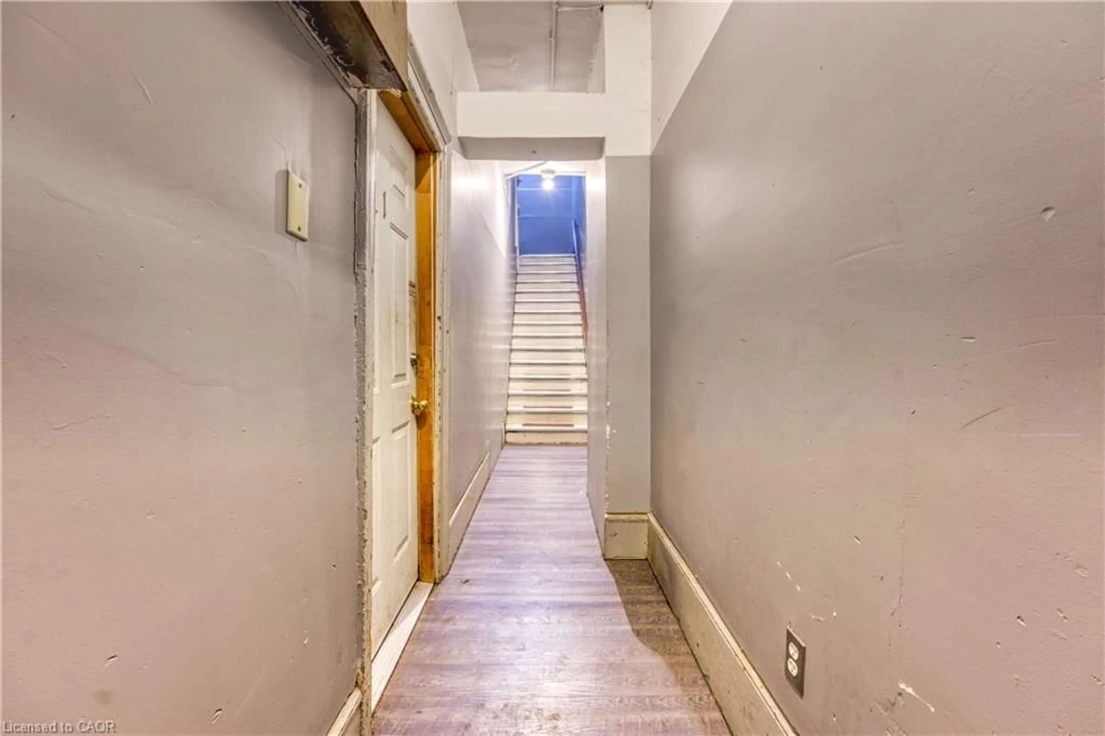 Indoor foyer for 132 Forsyth St, Sarnia Ontario N7T 3A7