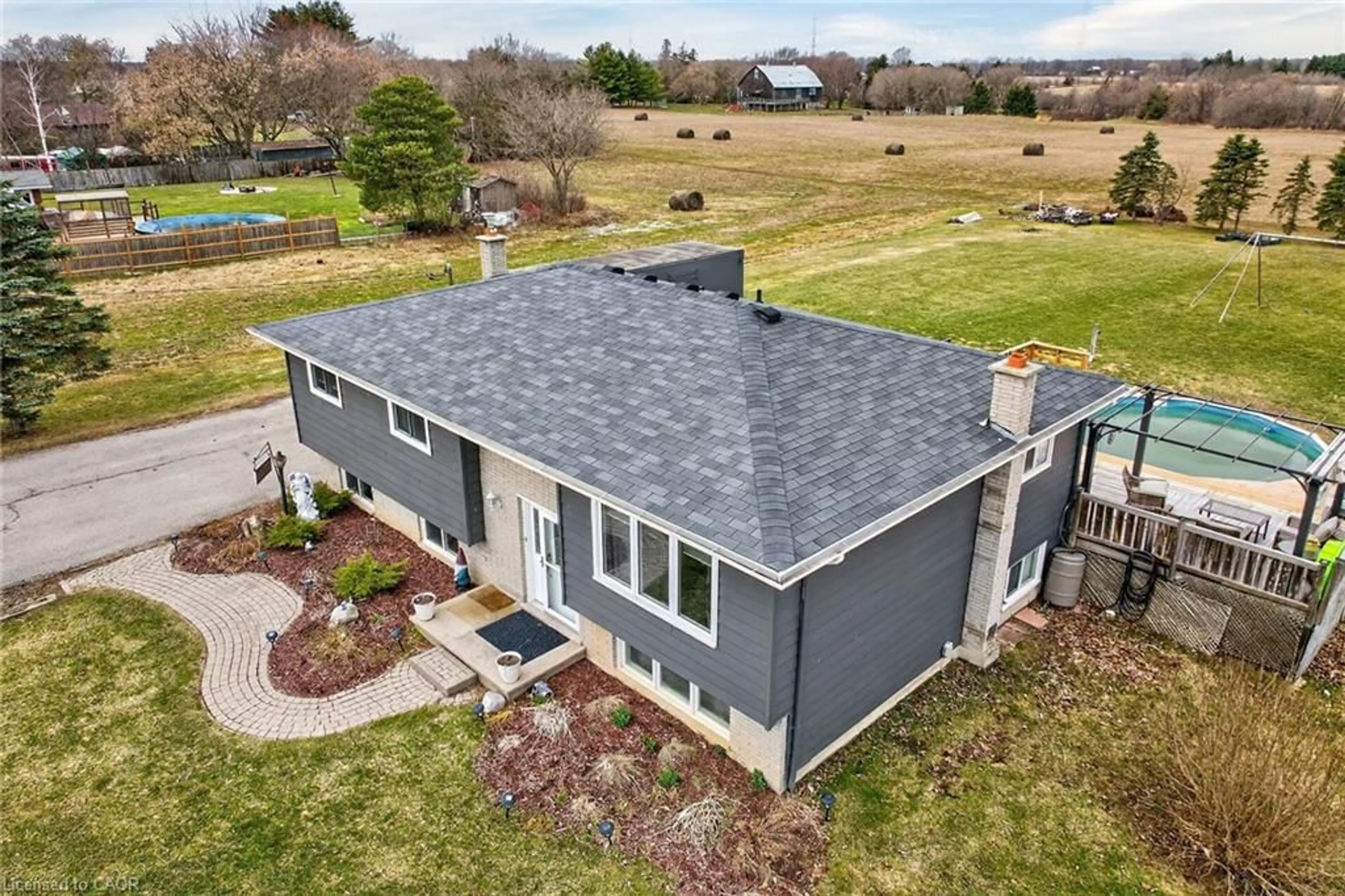 Home with vinyl exterior material, building for 1481 Norfolk County Road 19 E, Wilsonville Ontario N0E 1Z0