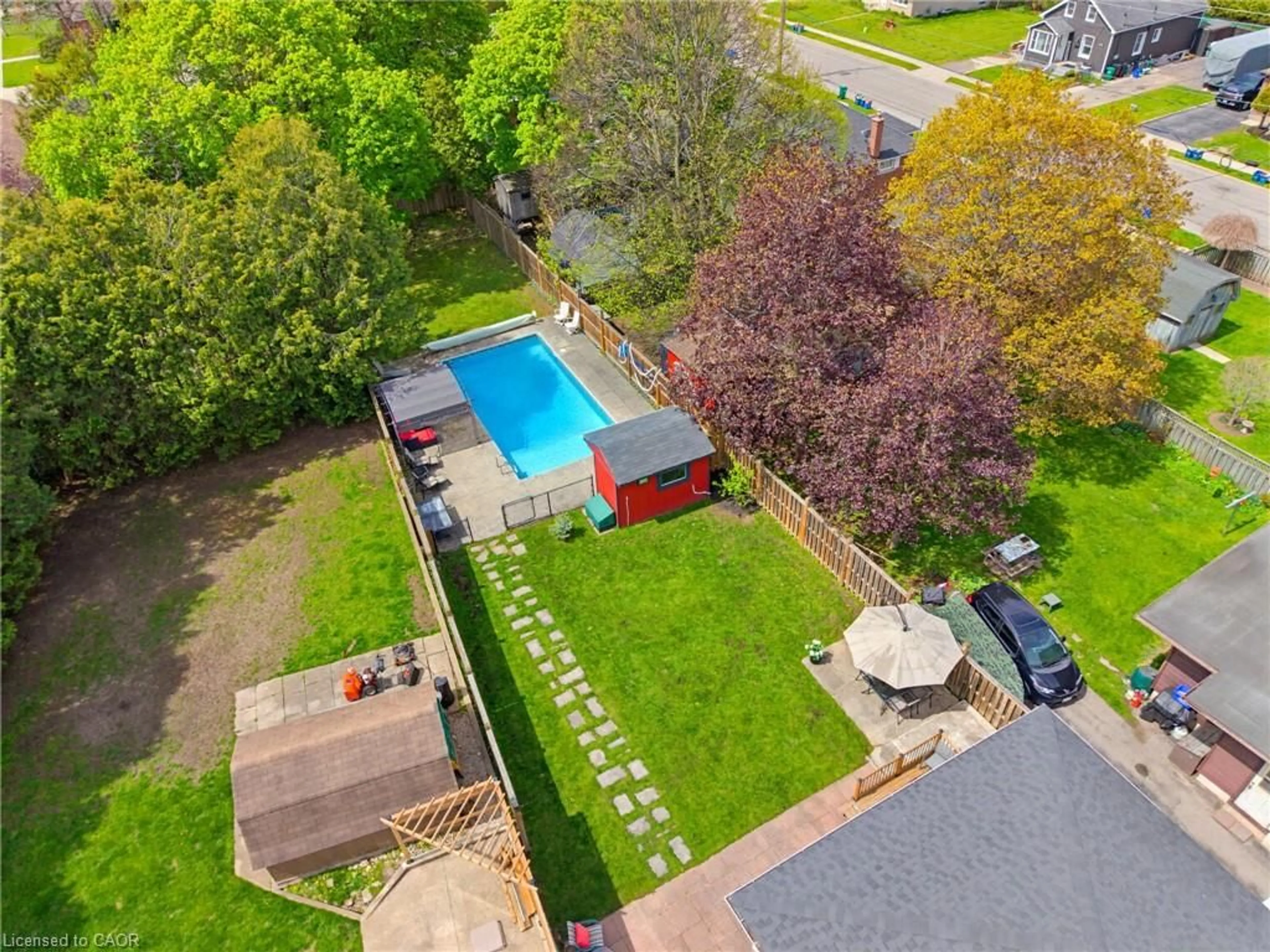 A pic from outside/outdoor area/front of a property/back of a property/a pic from drone, street for 322 Moore St, Cambridge Ontario N3H 3A7