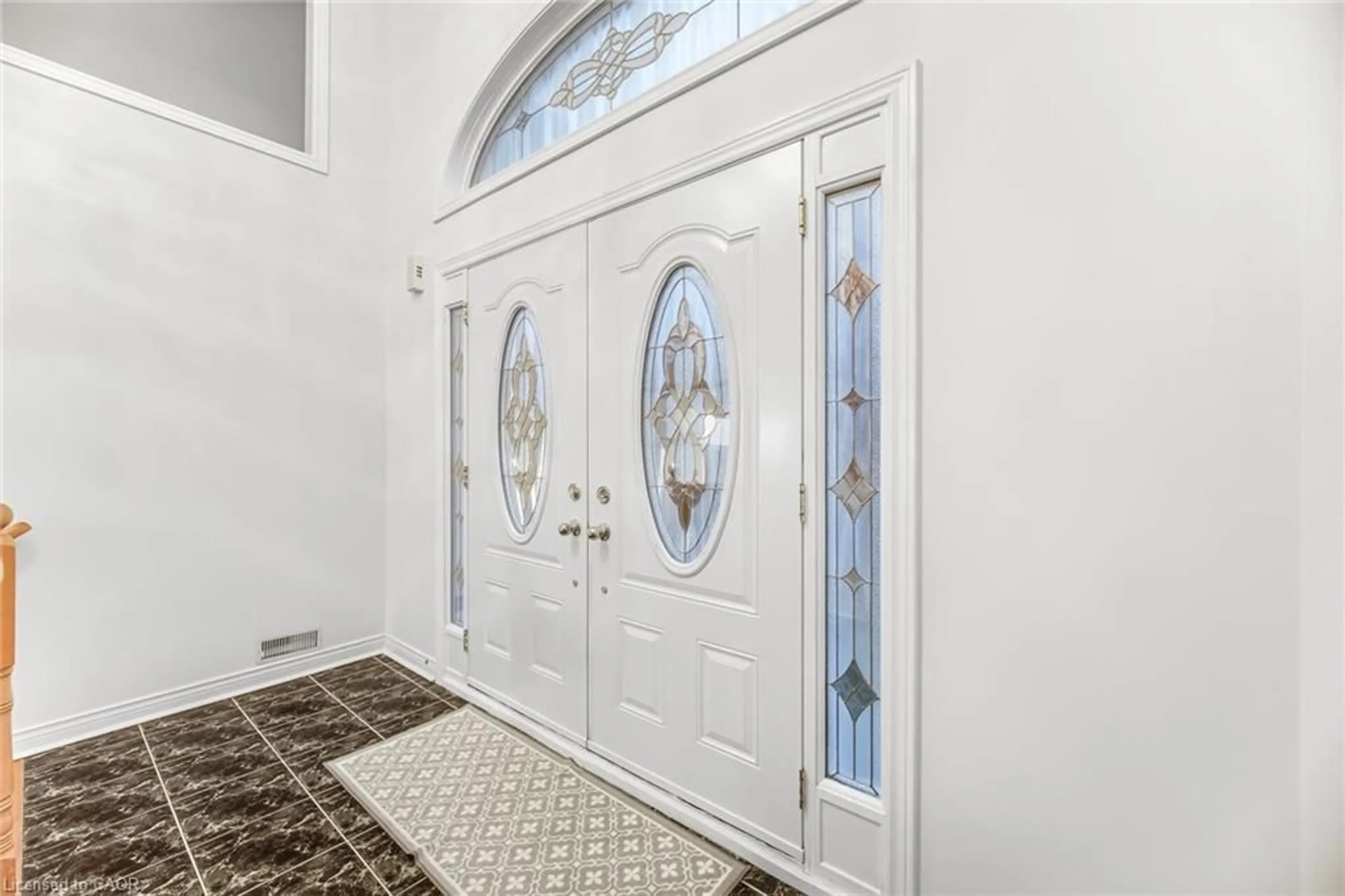Indoor entryway for 3395 Trelawny Cir, Mississauga Ontario L5N 6N6