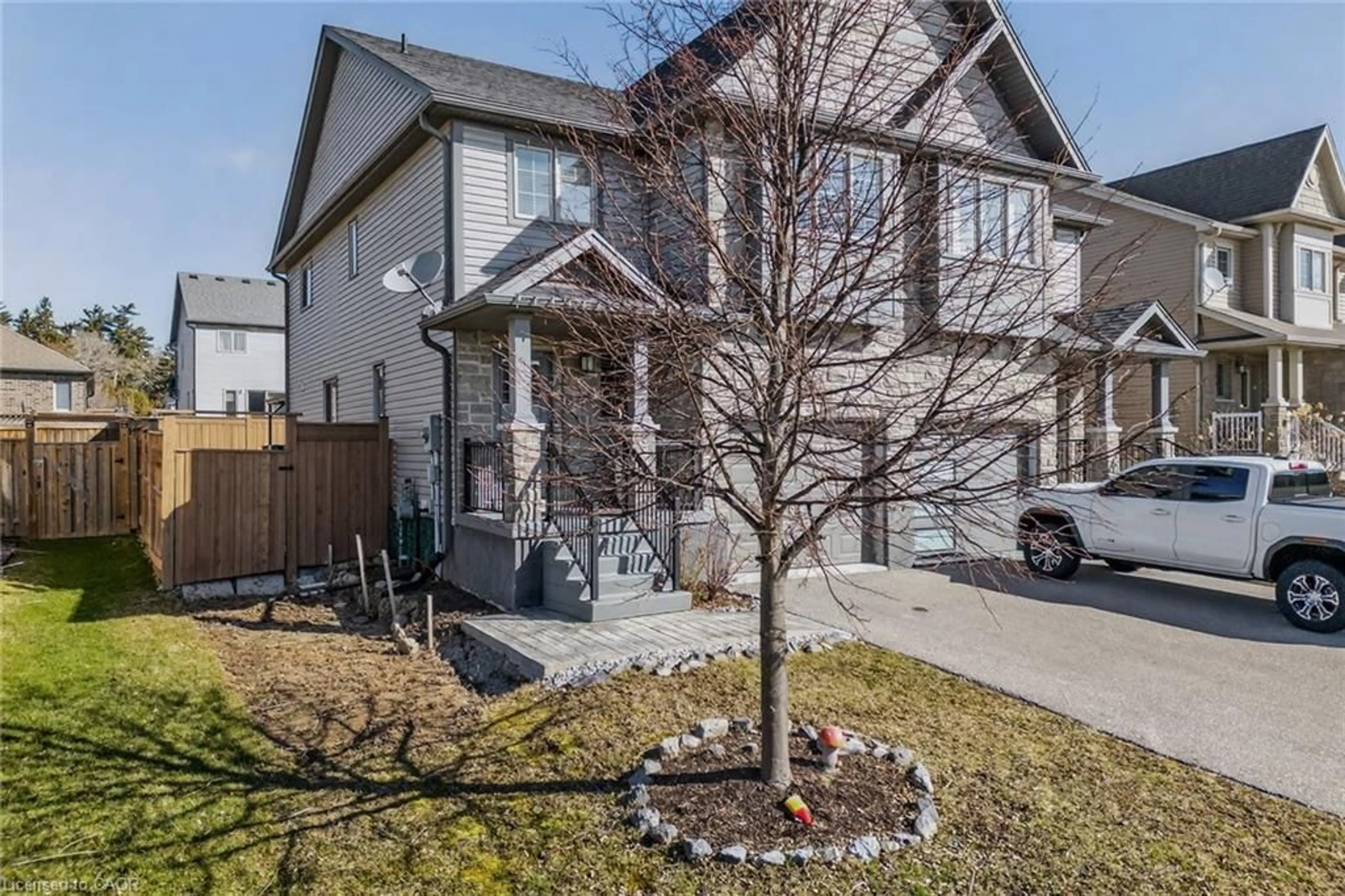 A pic from outside/outdoor area/front of a property/back of a property/a pic from drone, street for 45 Trillium Way, Simcoe Ontario N3Y 4K2