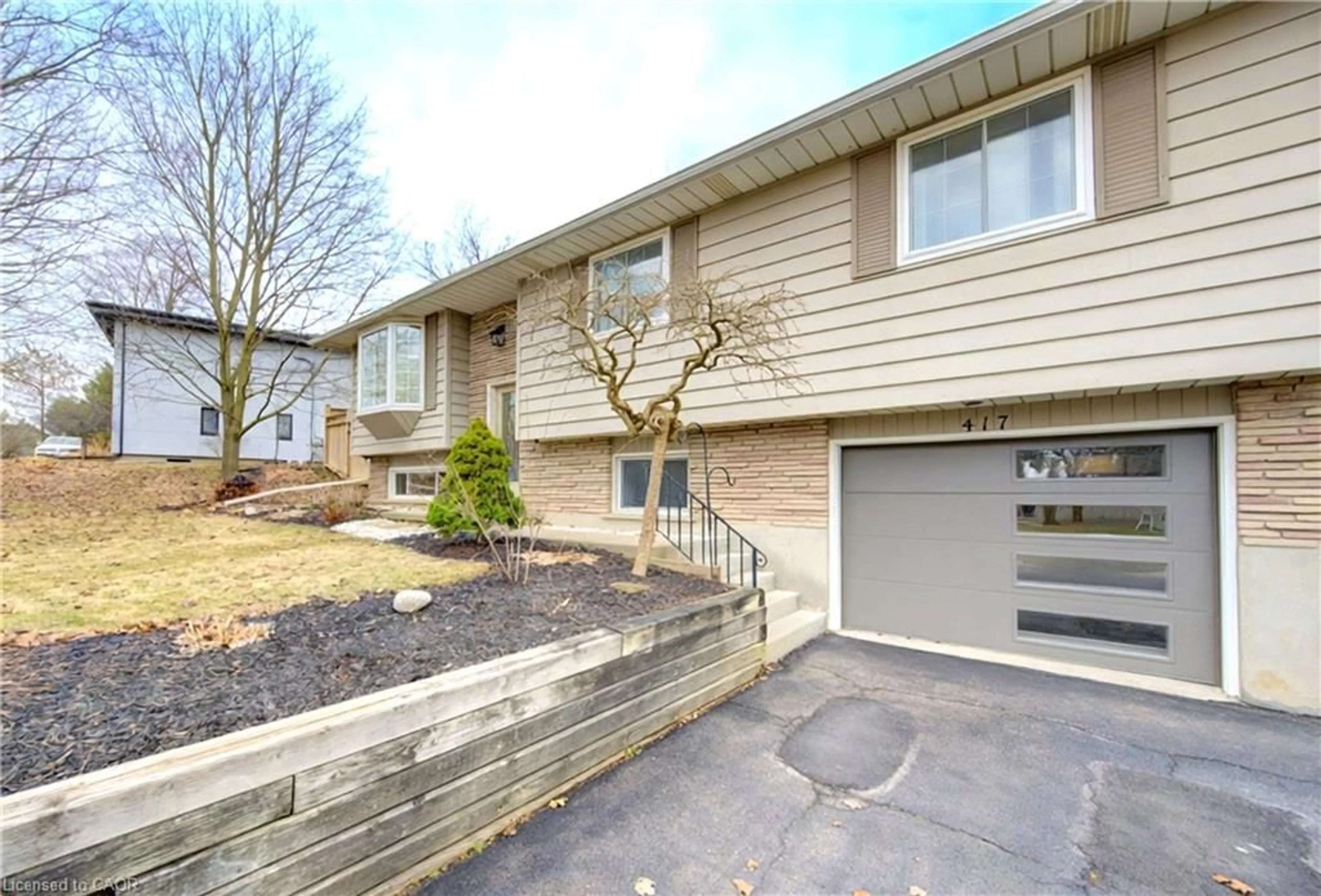 Home with vinyl exterior material, street for 417 Fairview St, New Hamburg Ontario N3A 1M2