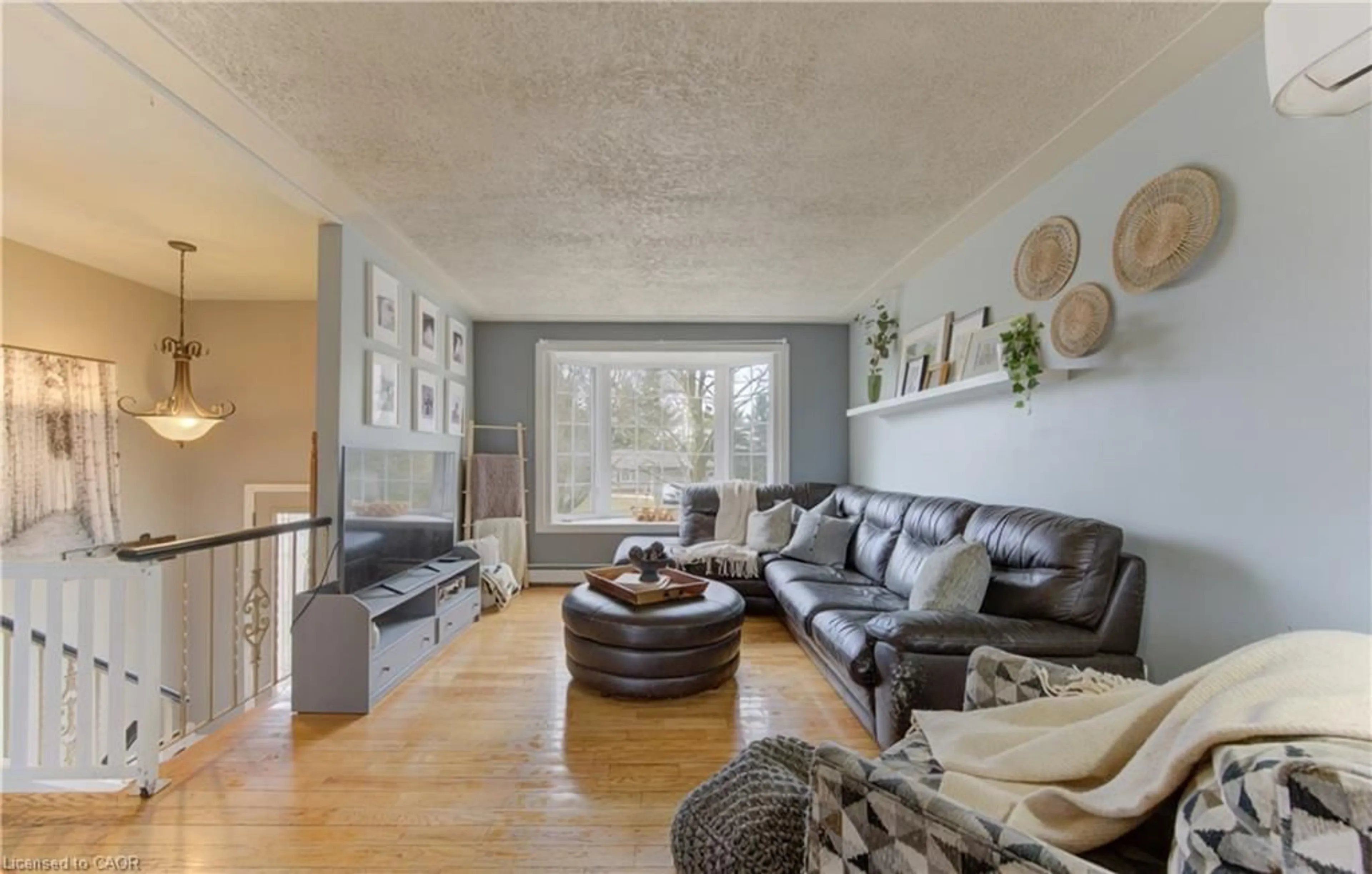 Living room with furniture, wood/laminate floor for 417 Fairview St, New Hamburg Ontario N3A 1M2