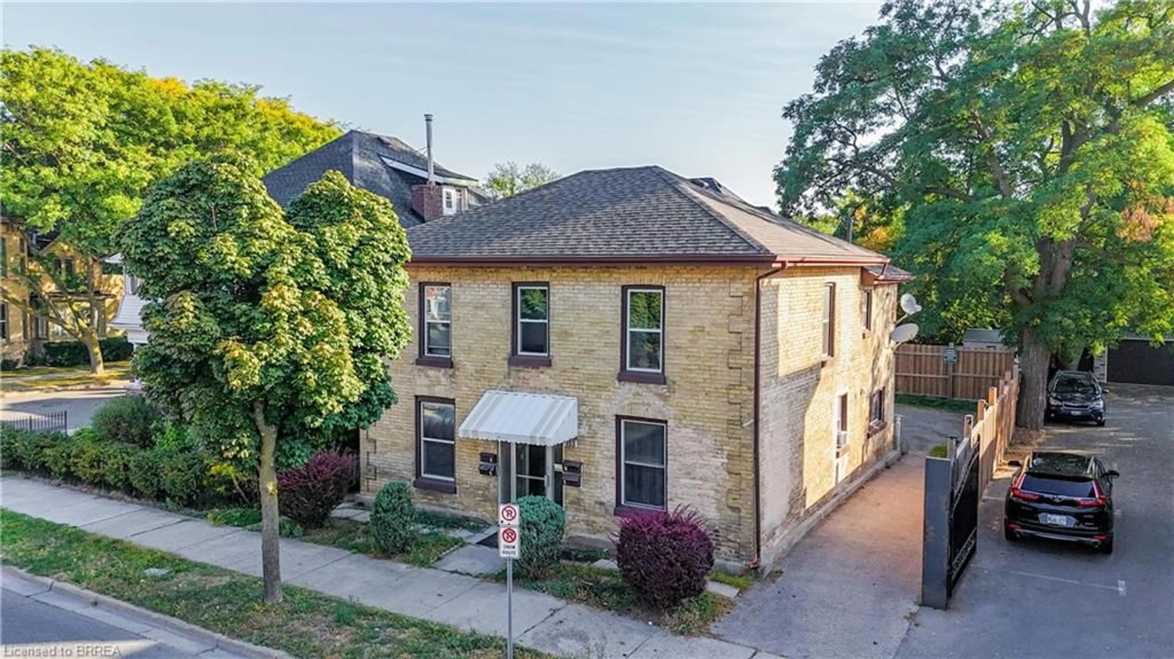 A pic from outside/outdoor area/front of a property/back of a property/a pic from drone, street for 113 Brant Ave, Brantford Ontario N3T 3H4