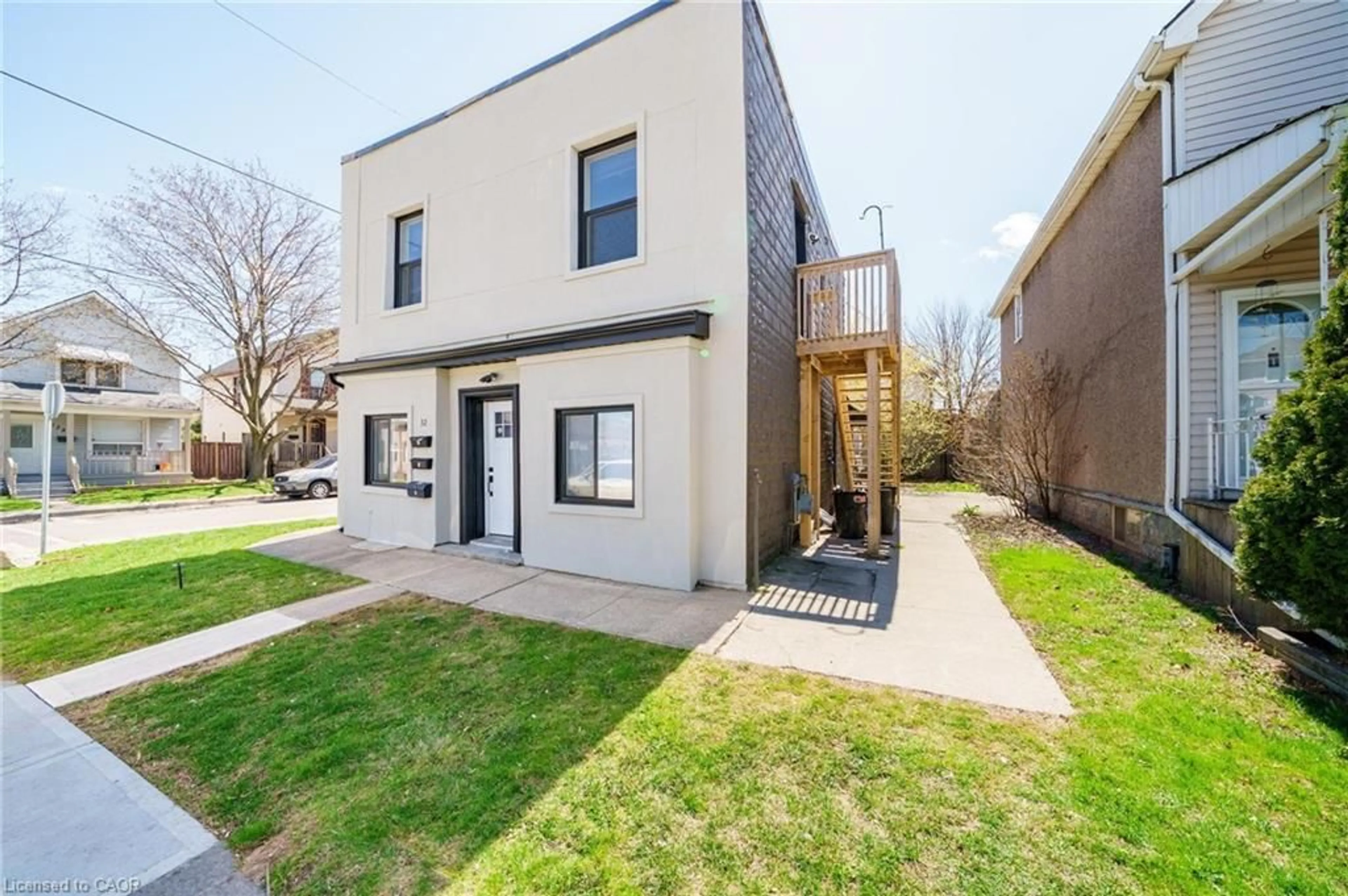 Home with brick exterior material, street for 32 Britannia Ave, Hamilton Ontario L8H 1W4