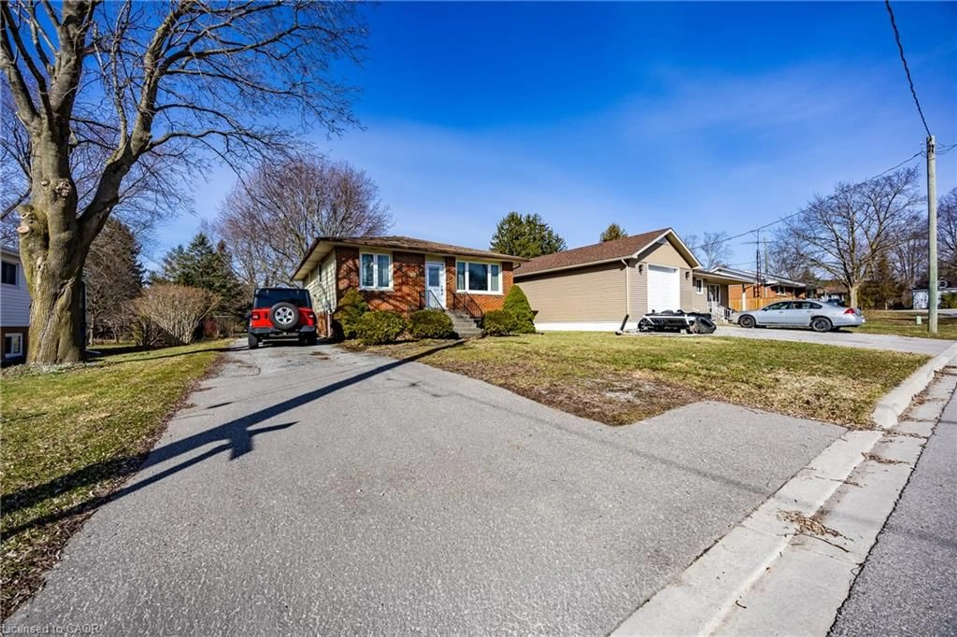 A pic from outside/outdoor area/front of a property/back of a property/a pic from drone, street for 4056 John St, Waterford Ontario N0E 1Y0