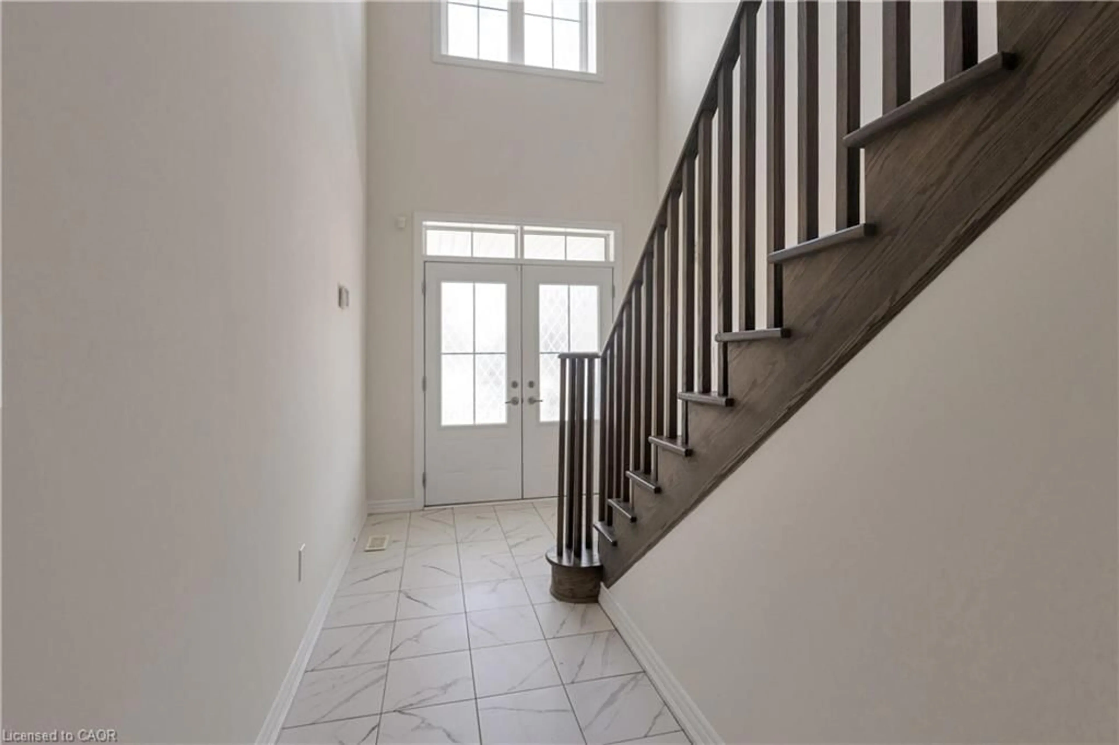 Indoor foyer for 66 Lise Lane, Caledonia Ontario N3W 0E8