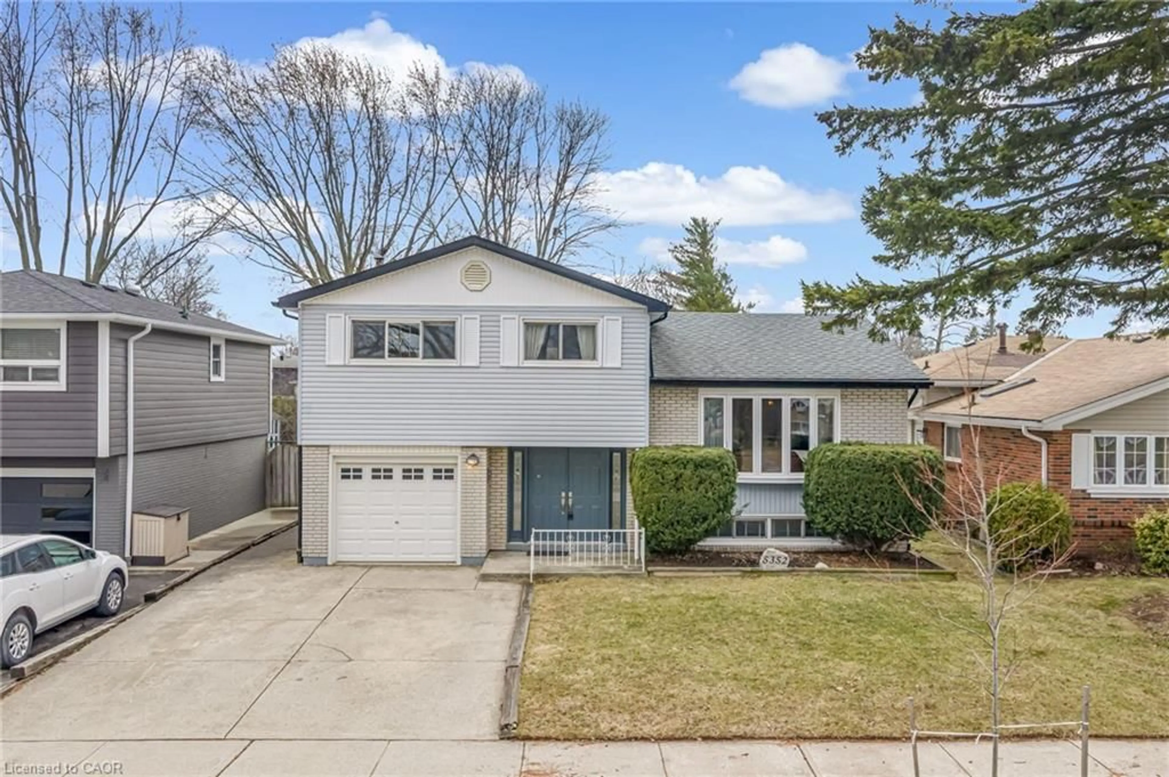 Home with vinyl exterior material, street for 5352 Salem Rd, Burlington Ontario L7L 3X3