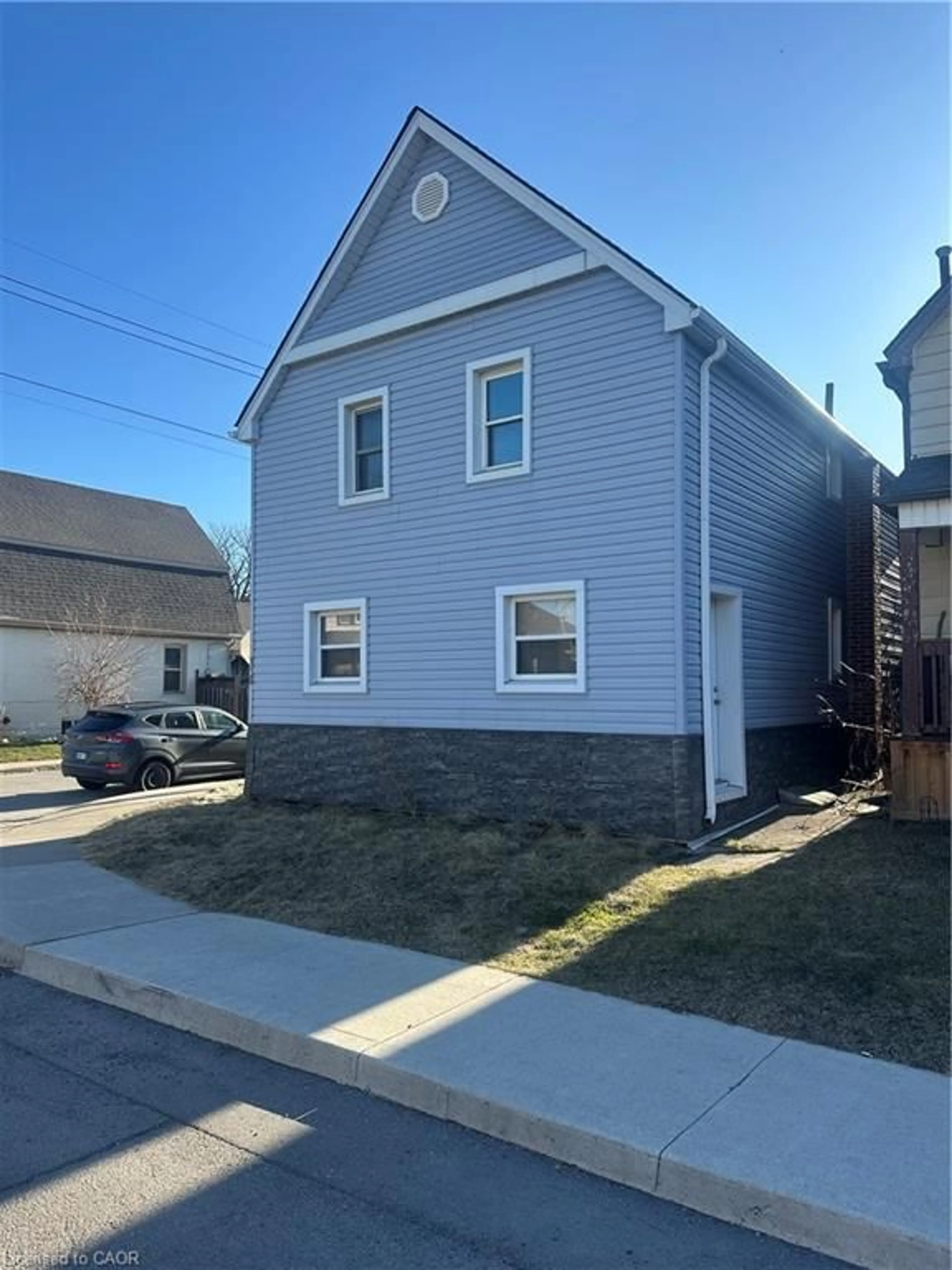 Home with vinyl exterior material, street for 110 Robins Ave, Hamilton Ontario L8H 4N6