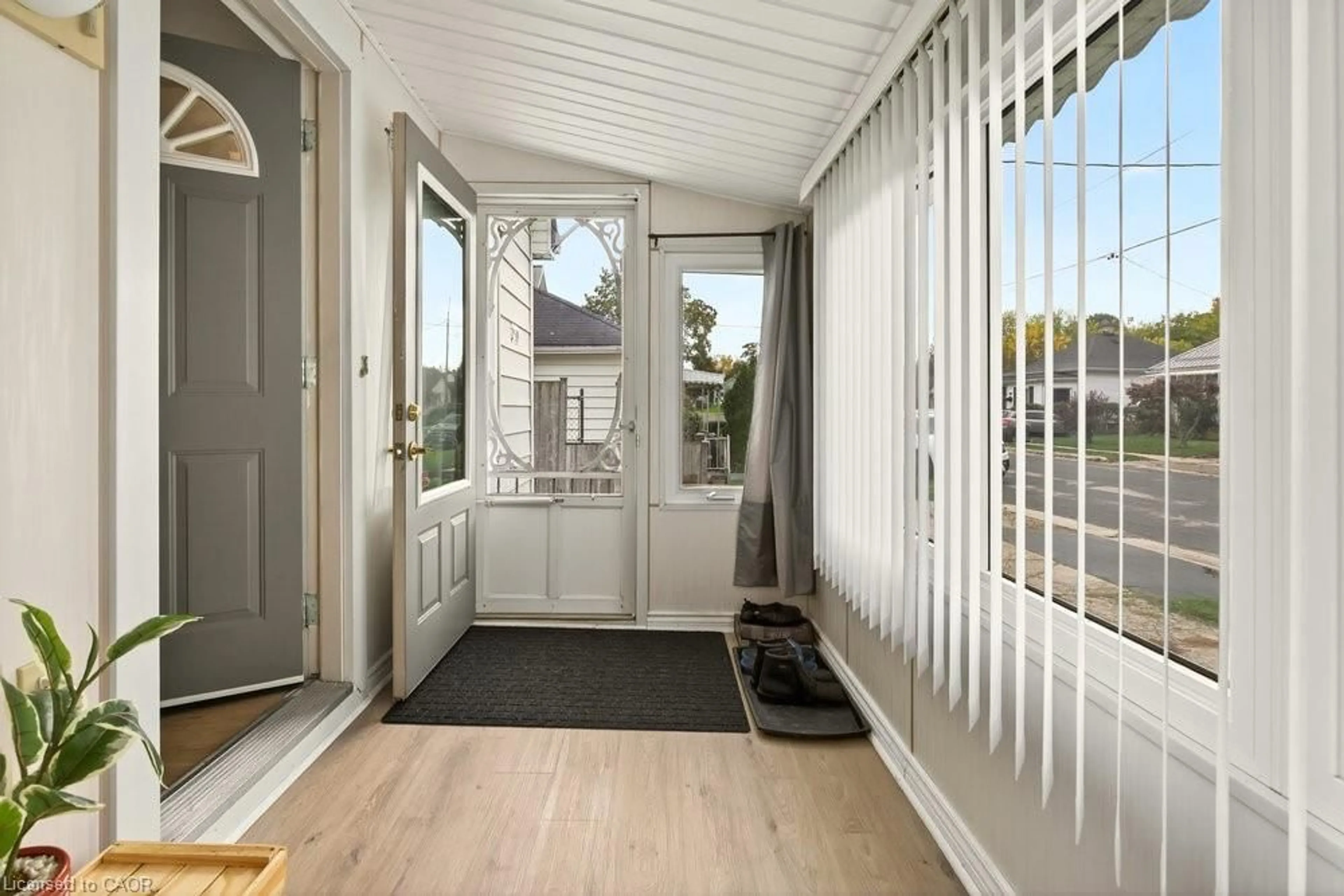 Indoor entryway for 259 Metcalfe St, Simcoe Ontario N3Y 3Y1