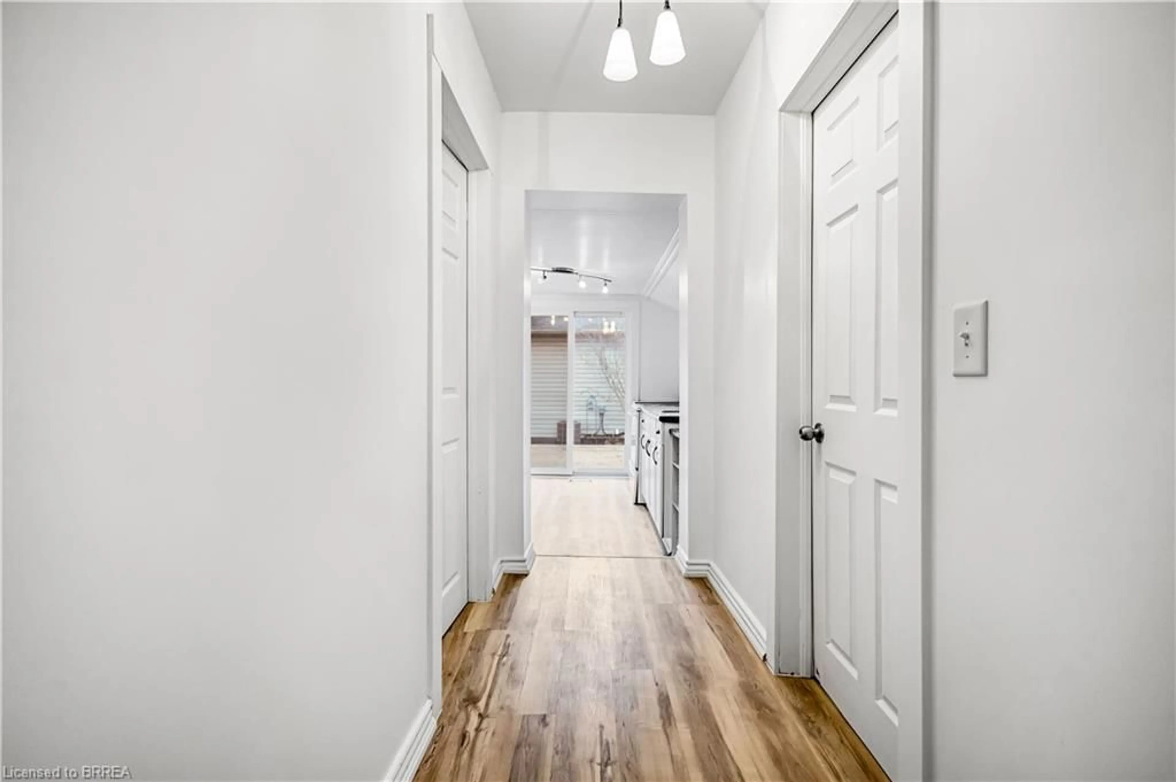 Indoor entryway for 150 Catharine Ave, Brantford Ontario N3T 1Y6