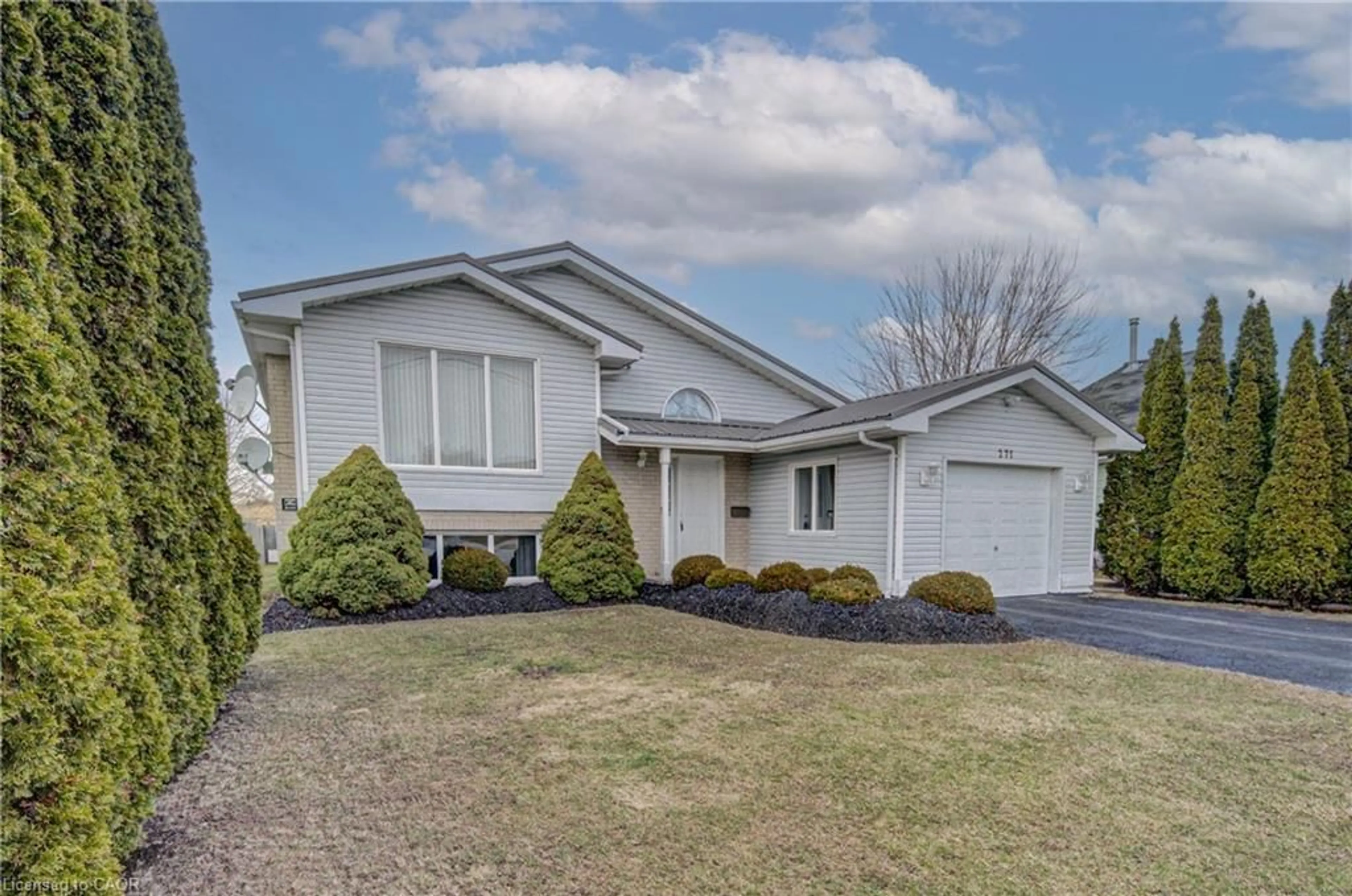 Home with vinyl exterior material, street for 271 College St, Waterford Ontario N0E 1Y0