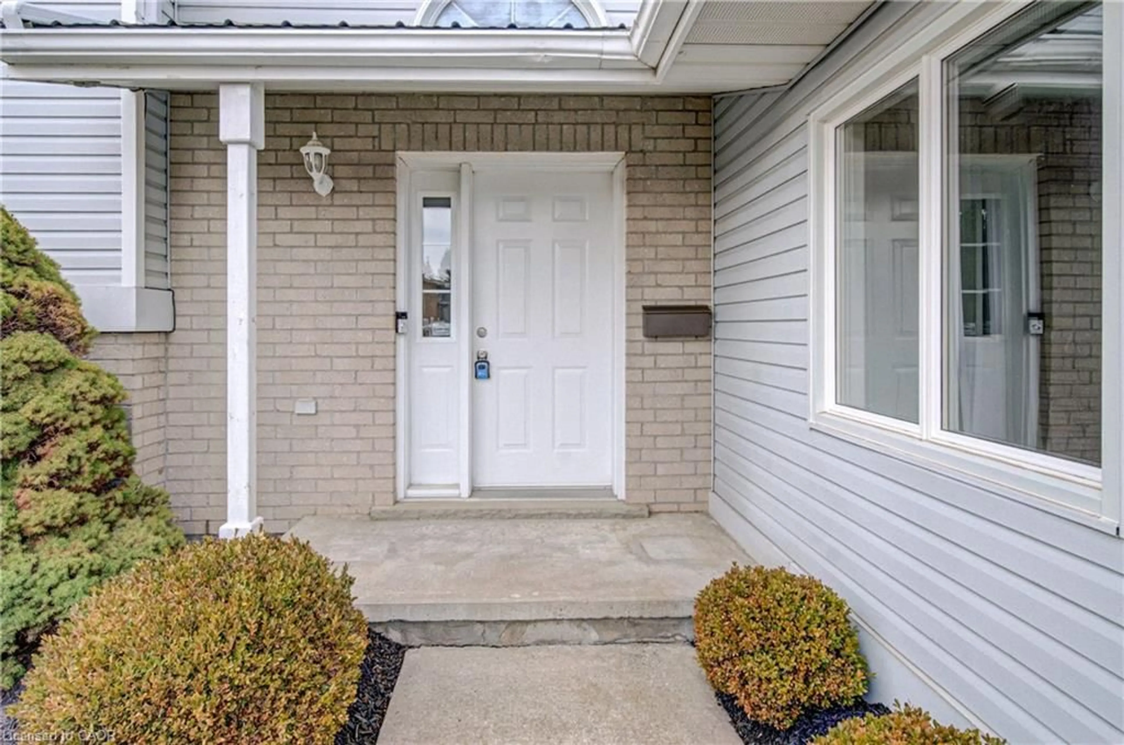 Indoor entryway for 271 College St, Waterford Ontario N0E 1Y0