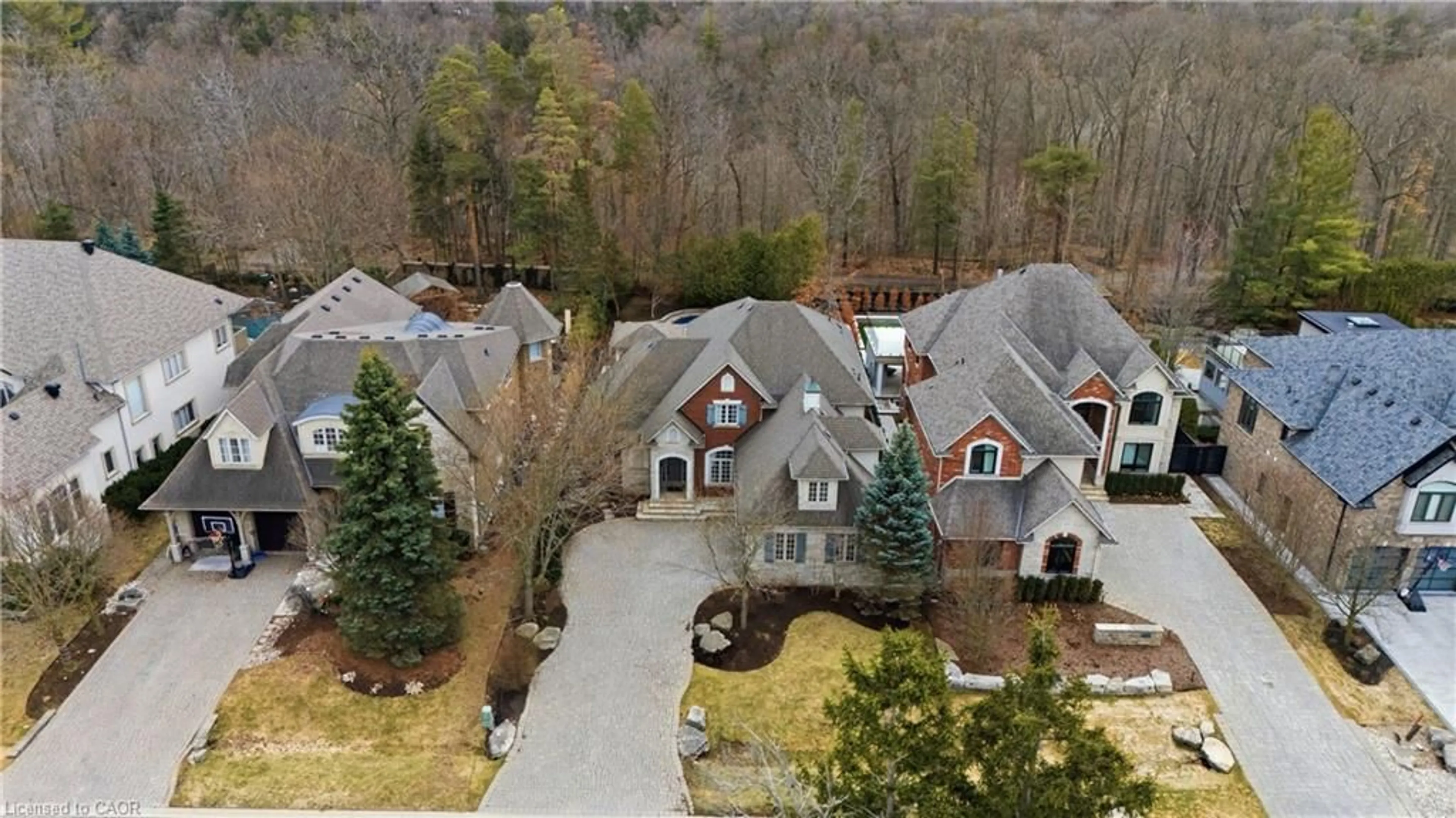 A pic from outside/outdoor area/front of a property/back of a property/a pic from drone, street for 1175 Riverbank Way, Oakville Ontario L6H 6X4