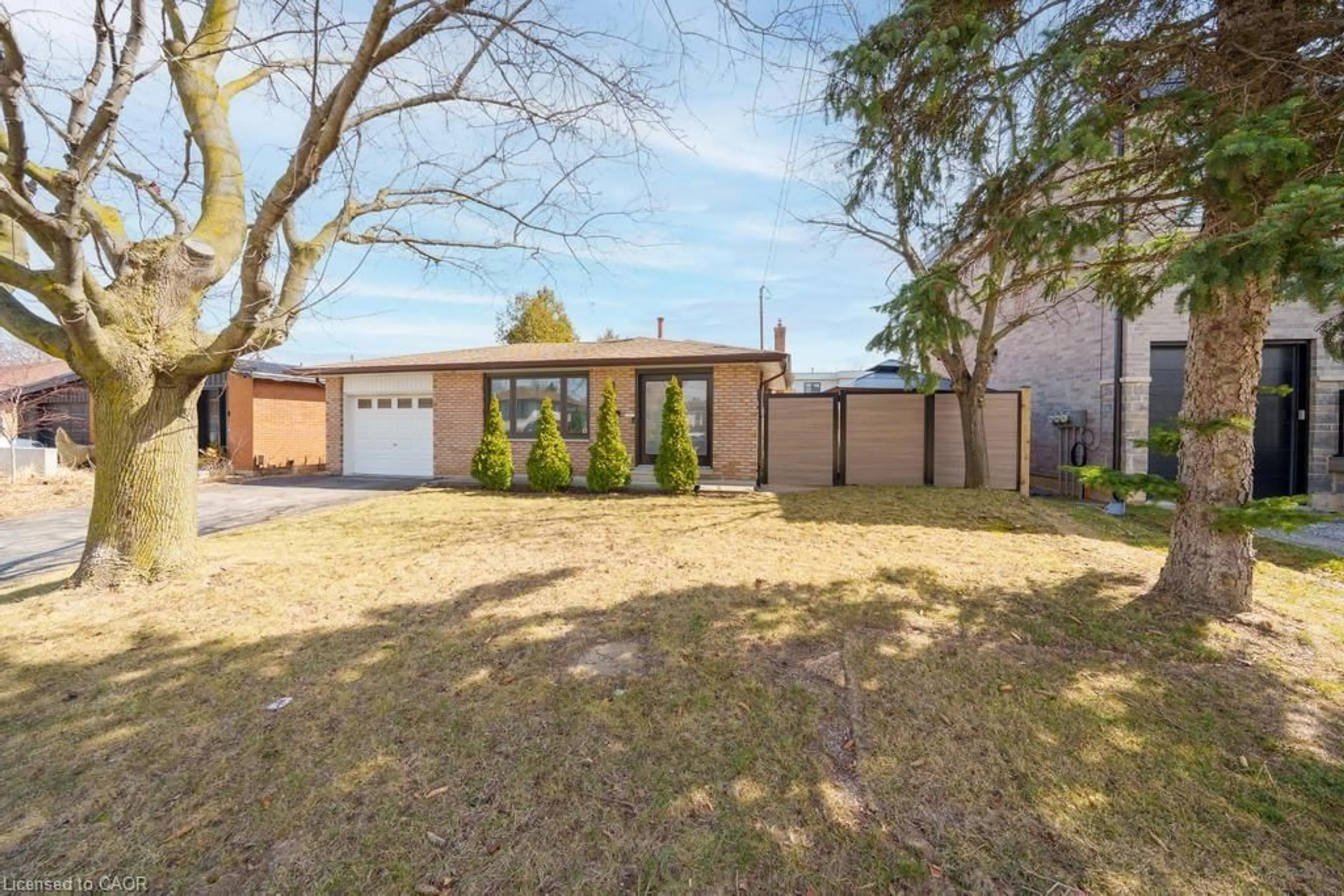 A pic from outside/outdoor area/front of a property/back of a property/a pic from drone, street for 19 Glen Forest Dr, Hamilton Ontario L8K 5V7