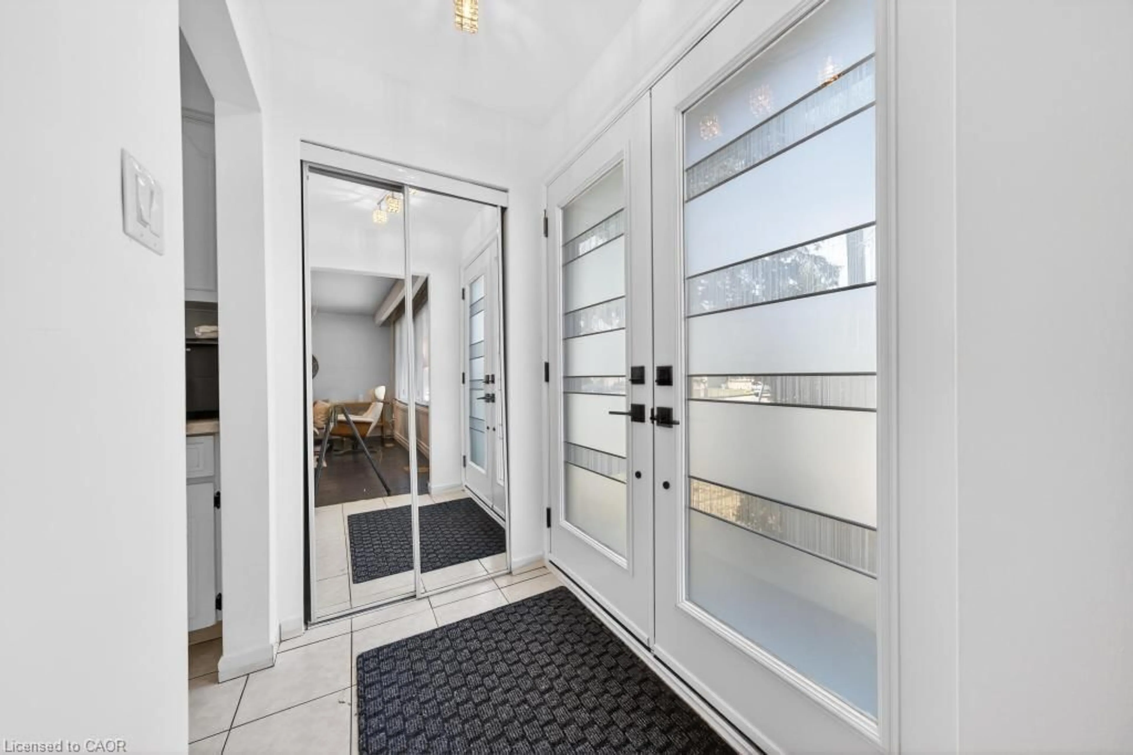 Indoor entryway for 19 Glen Forest Dr, Hamilton Ontario L8K 5V7