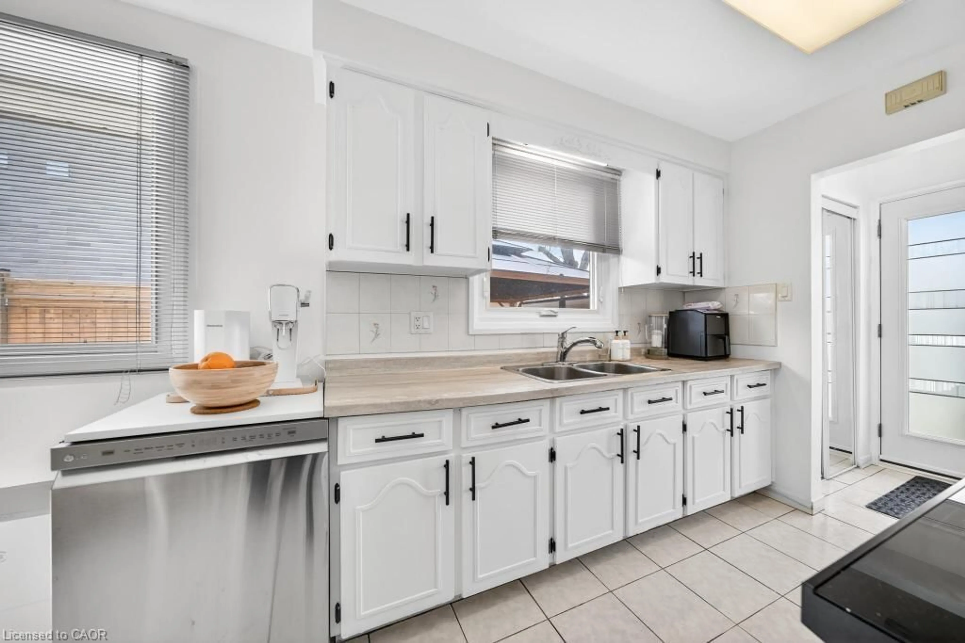 Standard kitchen, ceramic/tile floor for 19 Glen Forest Dr, Hamilton Ontario L8K 5V7