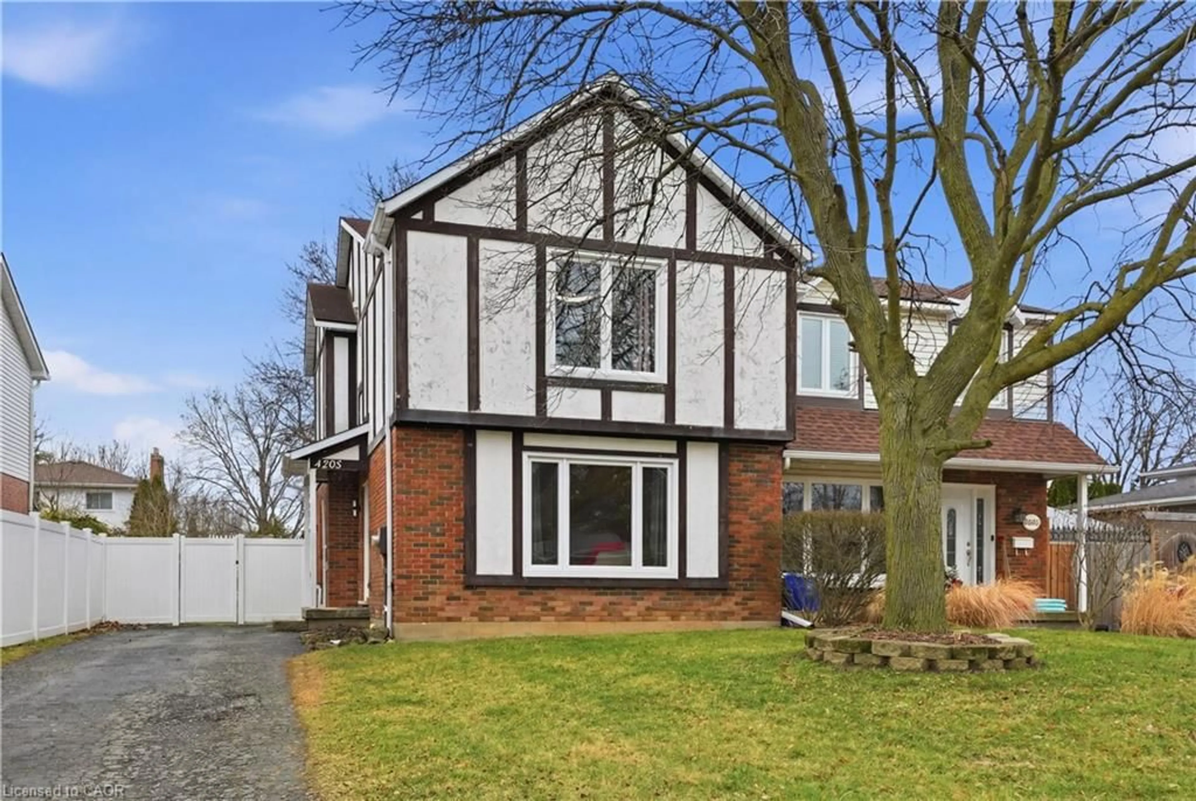 Home with brick exterior material, street for 4205 Highland Park Dr, Beamsville Ontario L3J 0K3