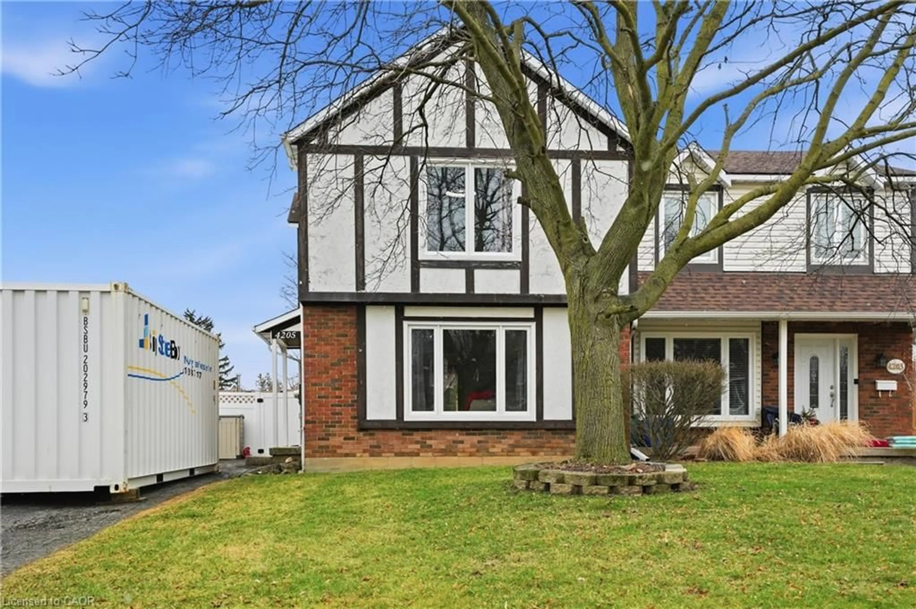 Home with brick exterior material, street for 4205 Highland Park Dr, Beamsville Ontario L3J 0K3