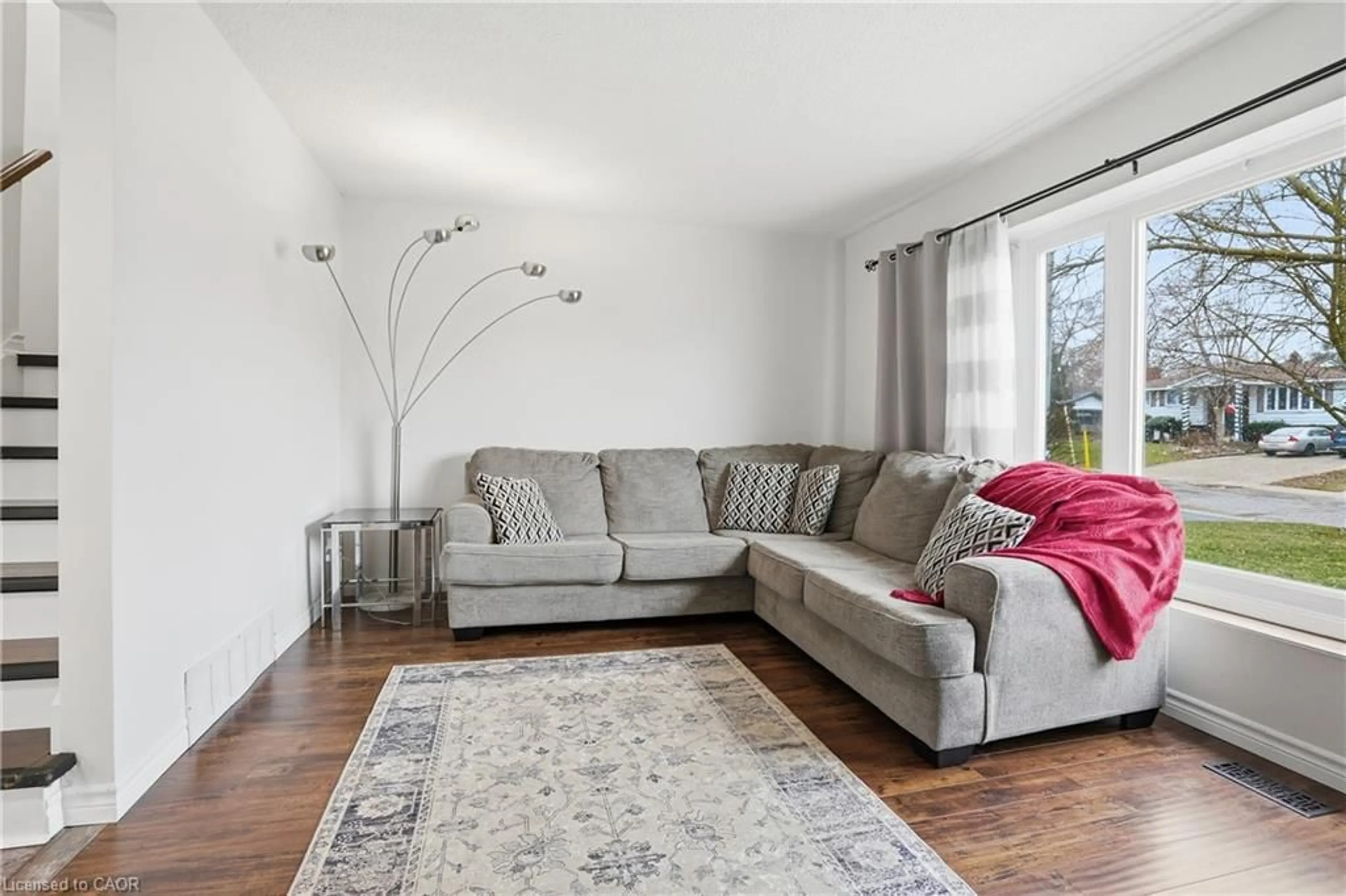 Living room with furniture, unknown for 4205 Highland Park Dr, Beamsville Ontario L3J 0K3