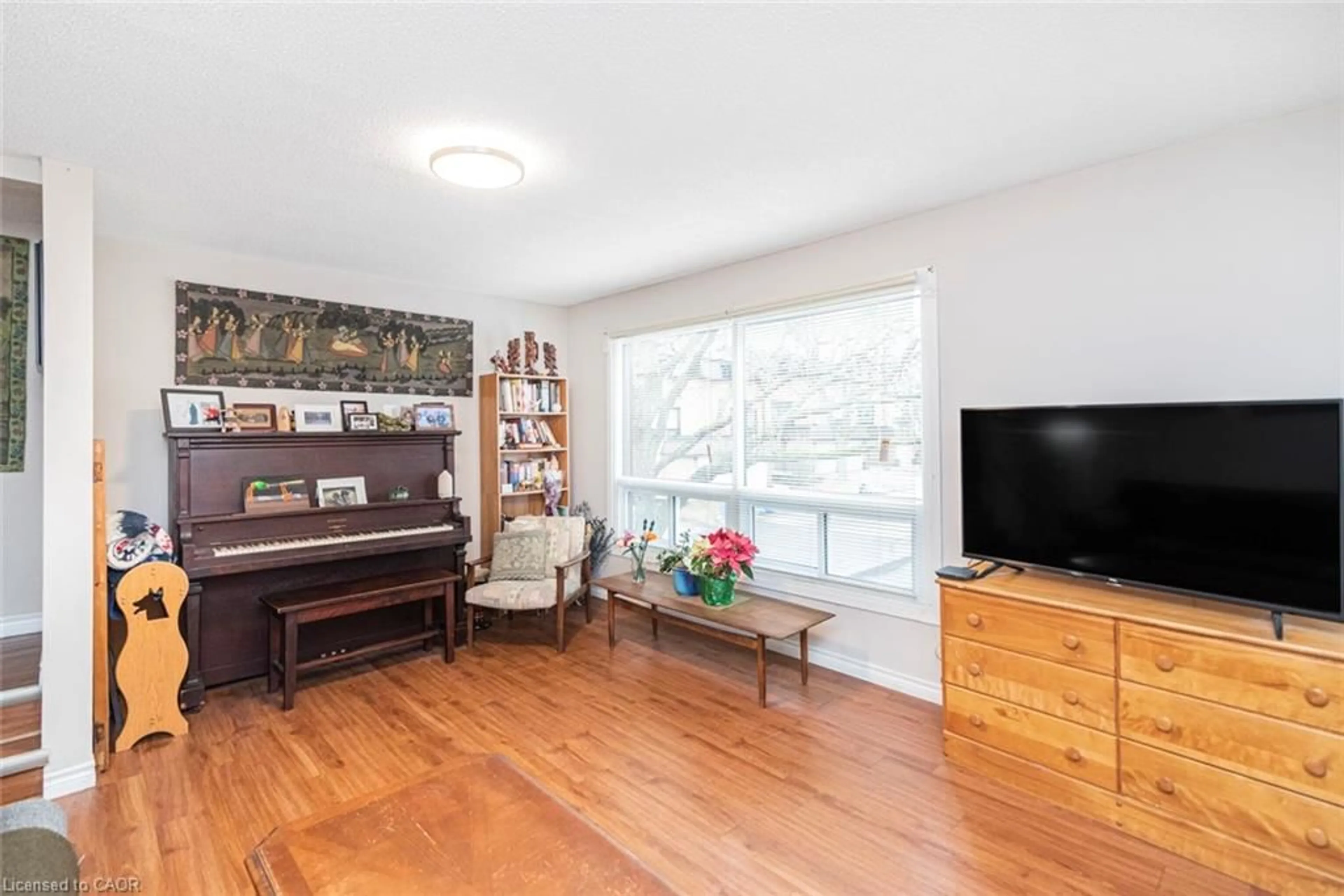 Living room with furniture, wood/laminate floor for 444 Stone Church Rd #Q6, Hamilton Ontario L9B 1R1