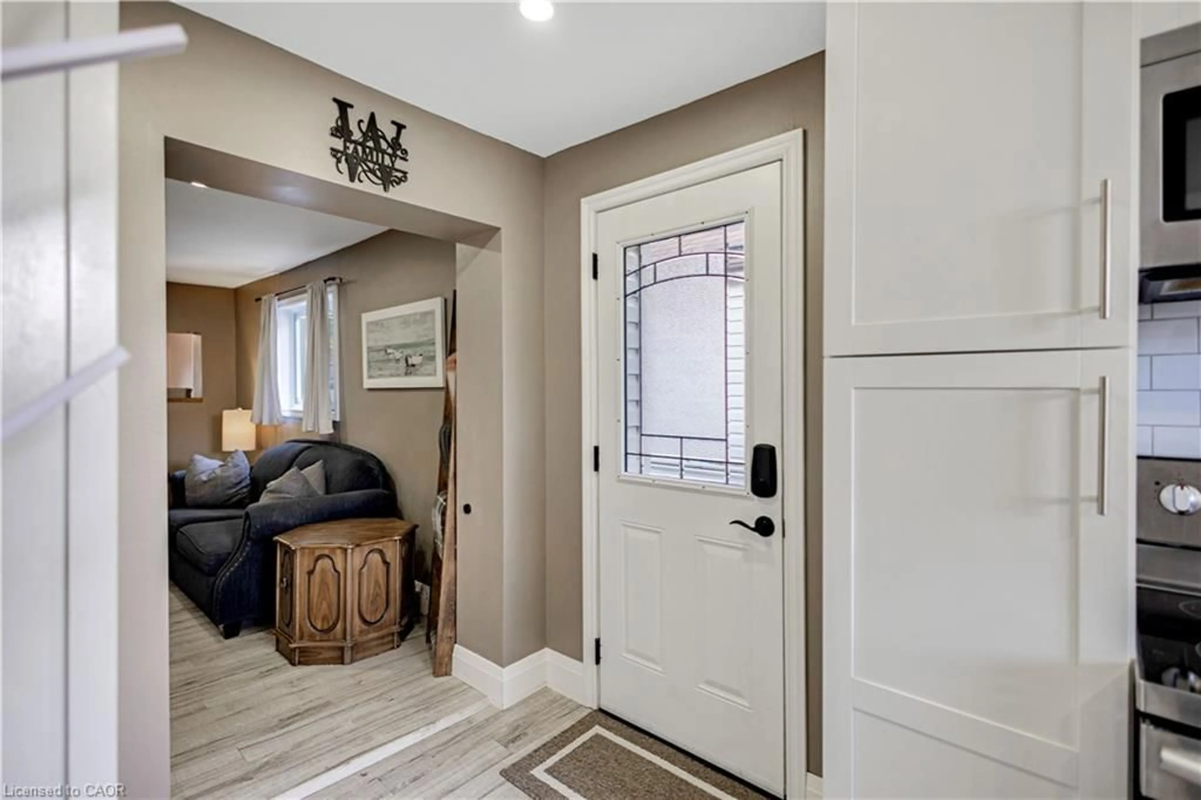 Indoor entryway for 332 Vansitmart Ave, Hamilton Ontario L8H 3B8