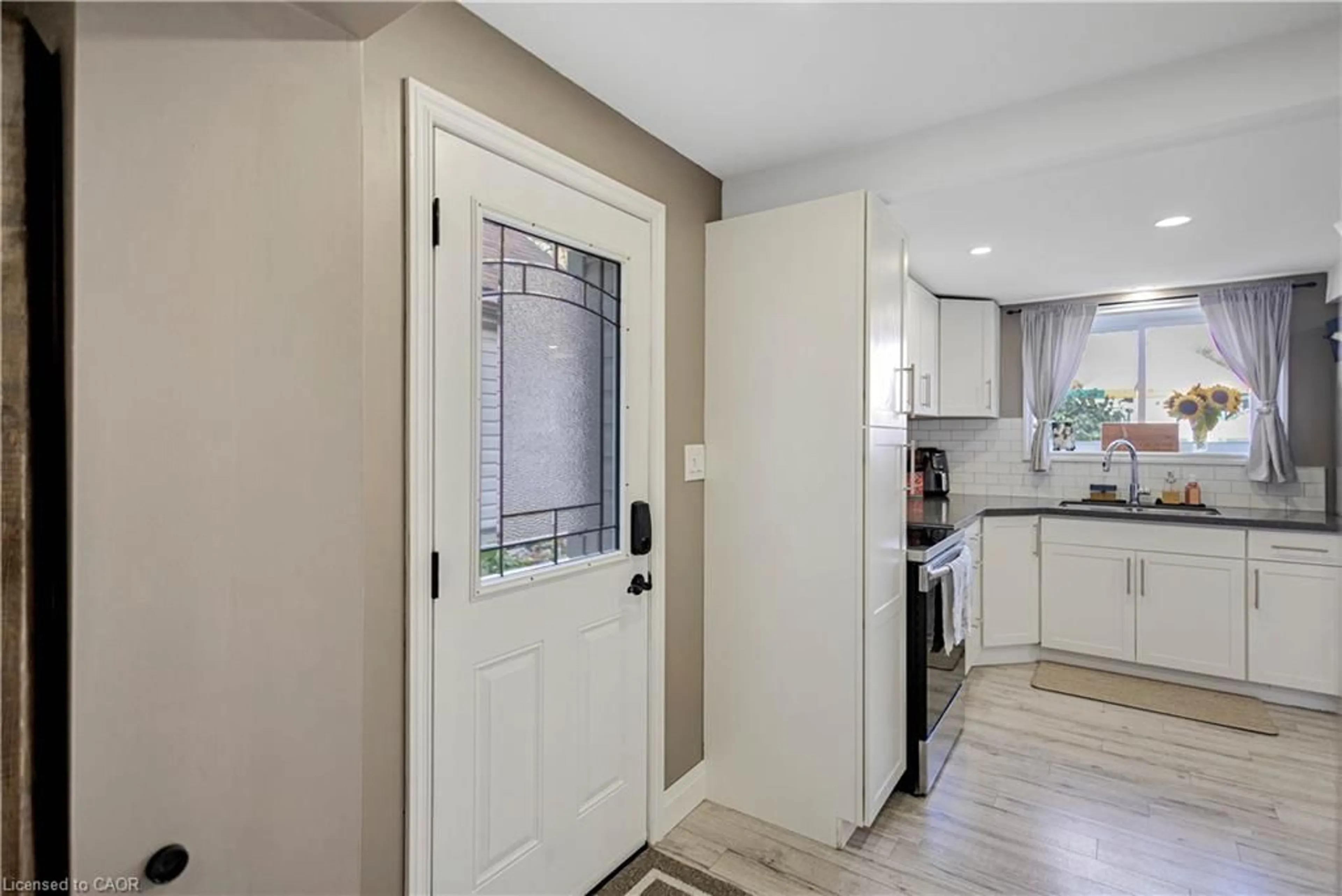 Indoor entryway for 332 Vansitmart Ave, Hamilton Ontario L8H 3B8