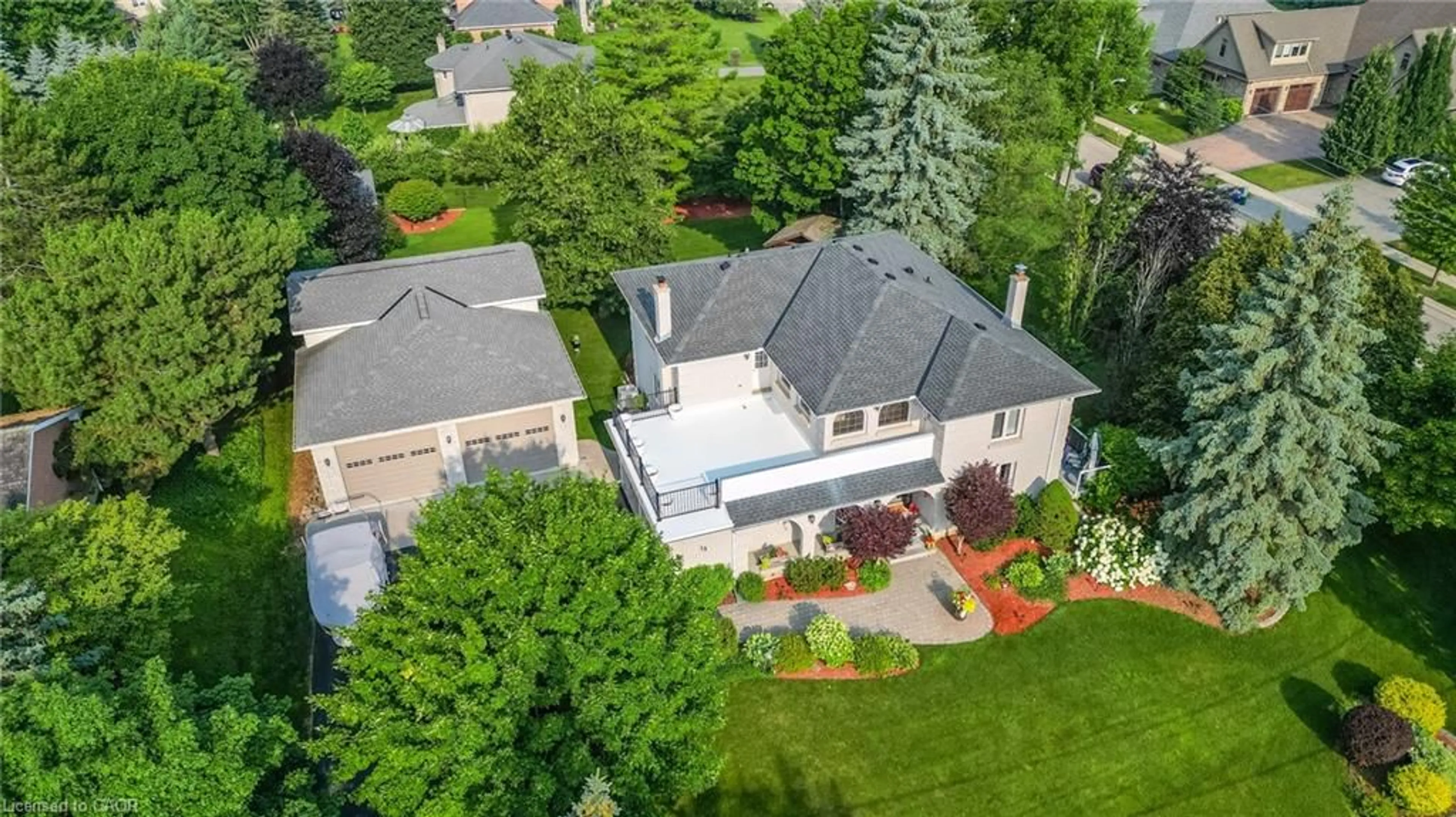 A pic from outside/outdoor area/front of a property/back of a property/a pic from drone, street for 15 Marquette Dr, Kitchener Ontario N2P 2H2