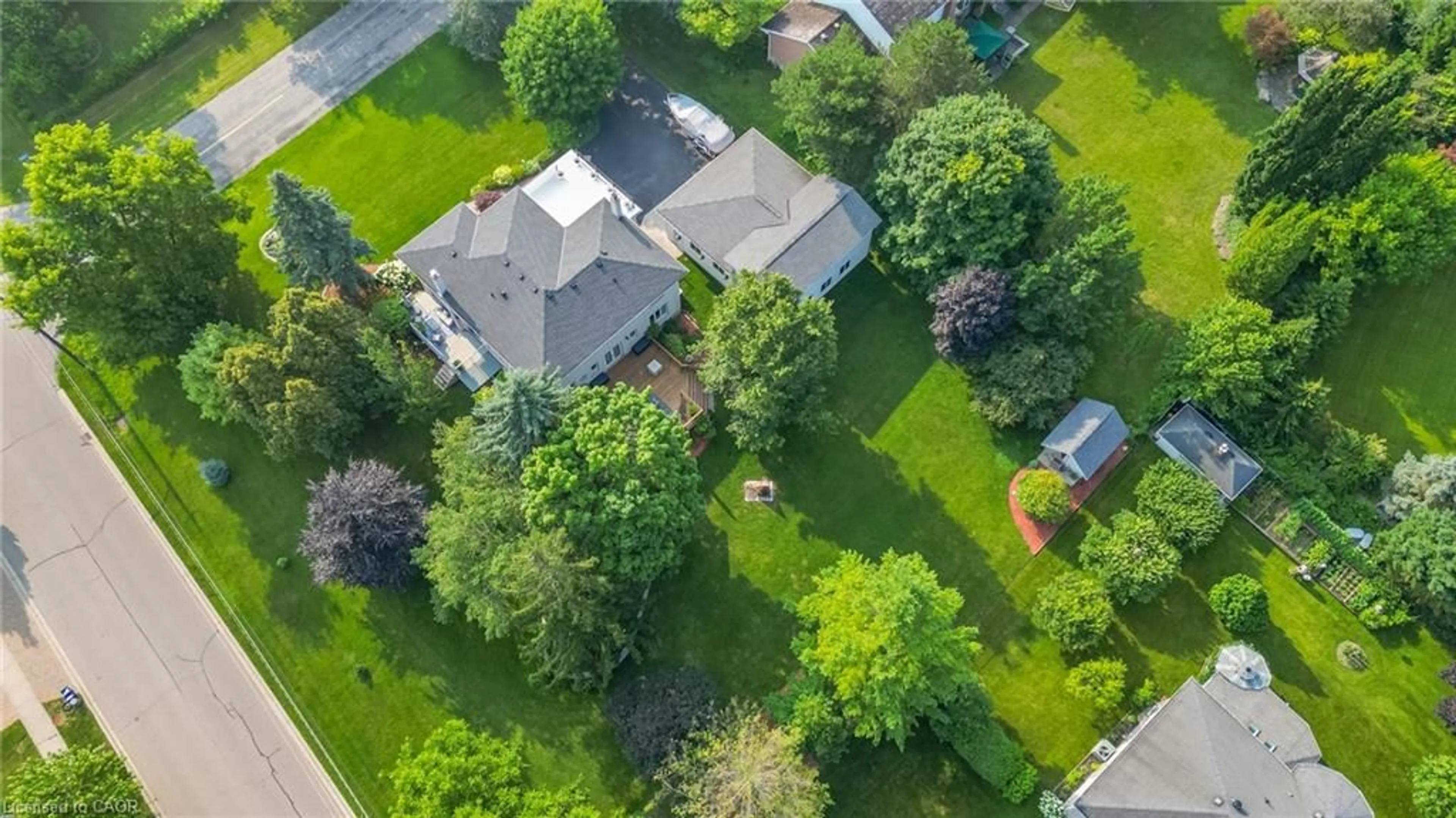 A pic from outside/outdoor area/front of a property/back of a property/a pic from drone, street for 15 Marquette Dr, Kitchener Ontario N2P 2H2