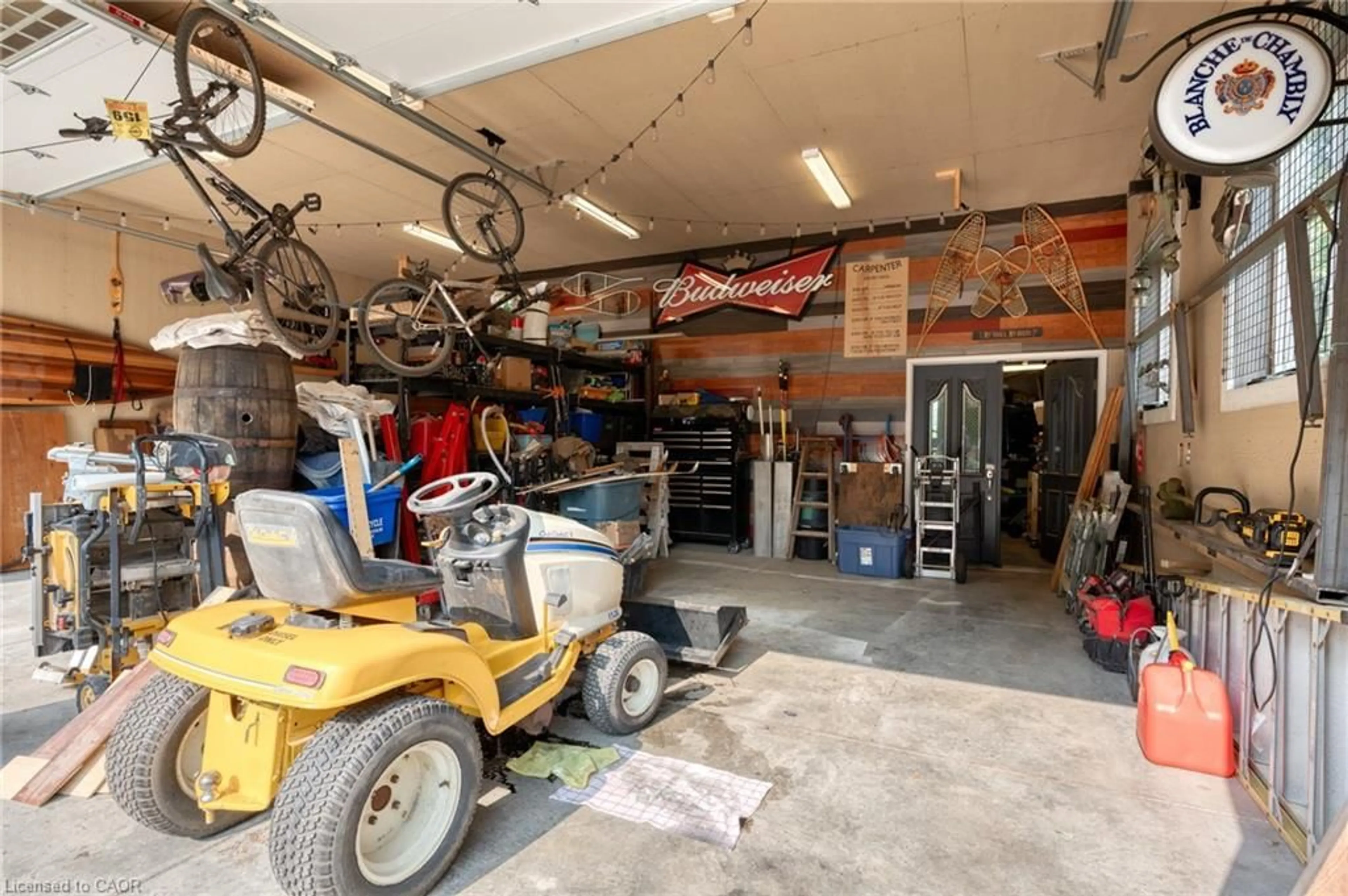 Indoor garage for 15 Marquette Dr, Kitchener Ontario N2P 2H2