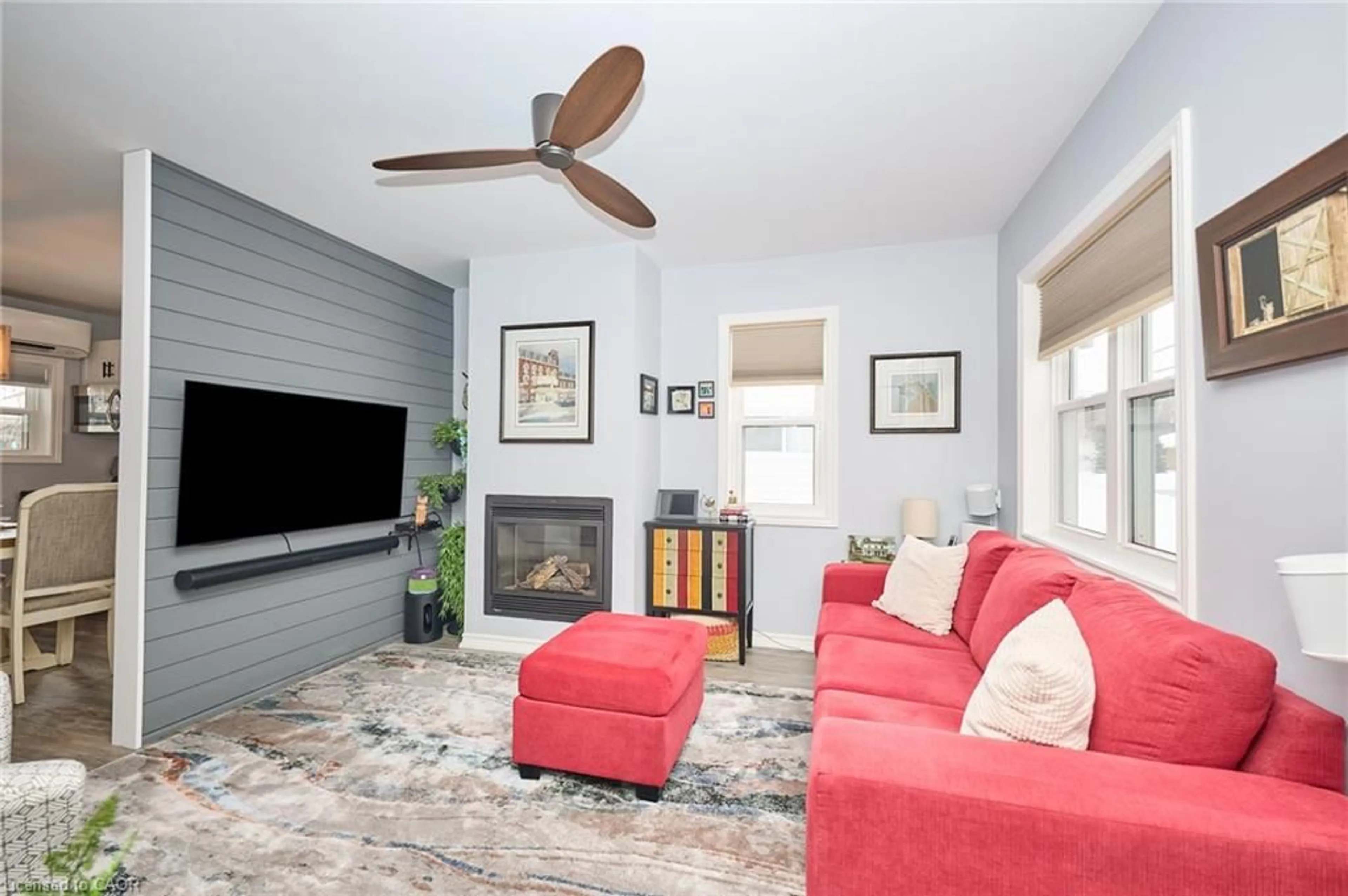 Living room with furniture, unknown for 826 Pine St, Dunnville Ontario N1A 2M5