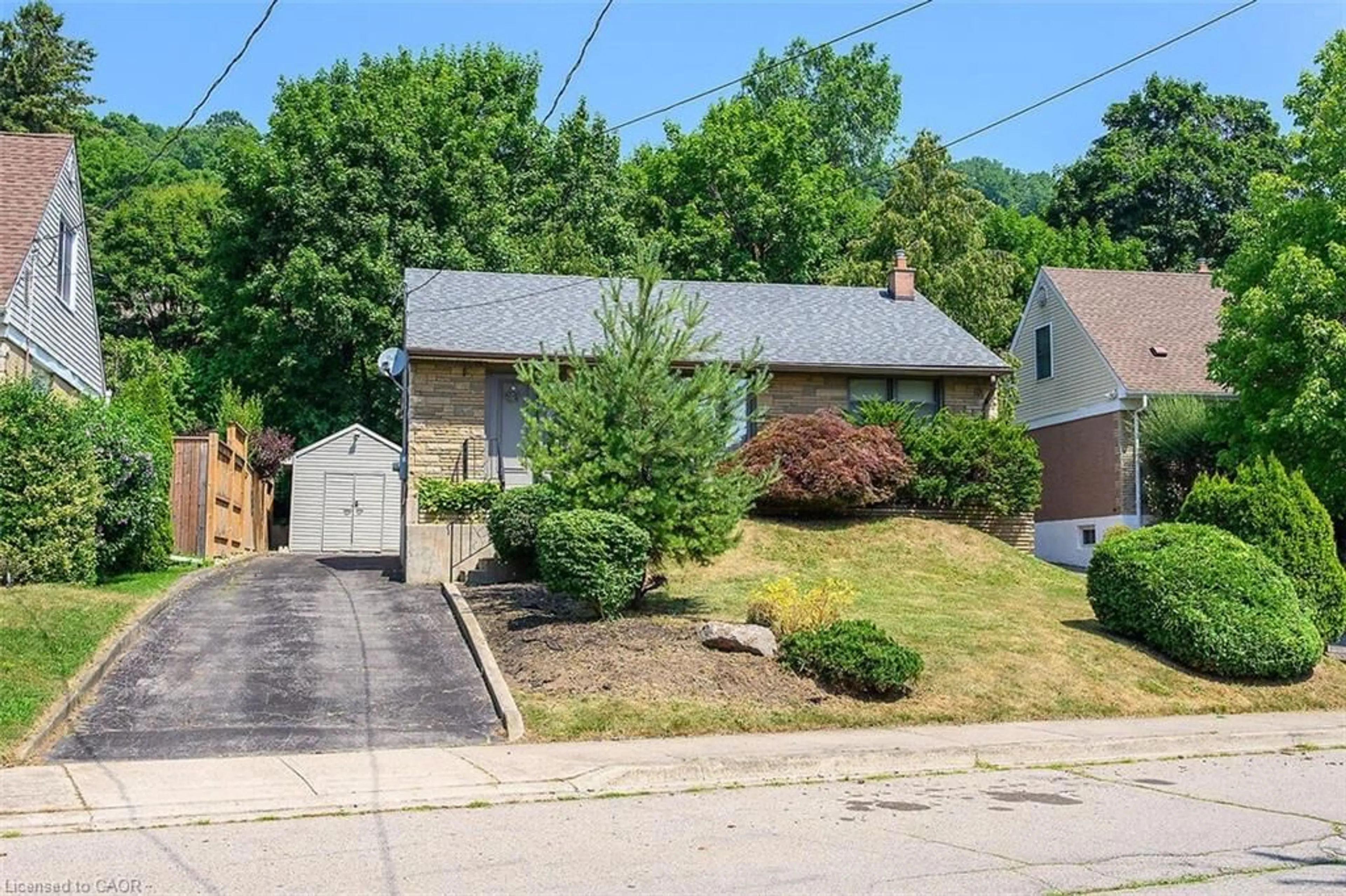 A pic from outside/outdoor area/front of a property/back of a property/a pic from drone, street for 28 Marion Cres, Dundas Ontario L9H 1J1