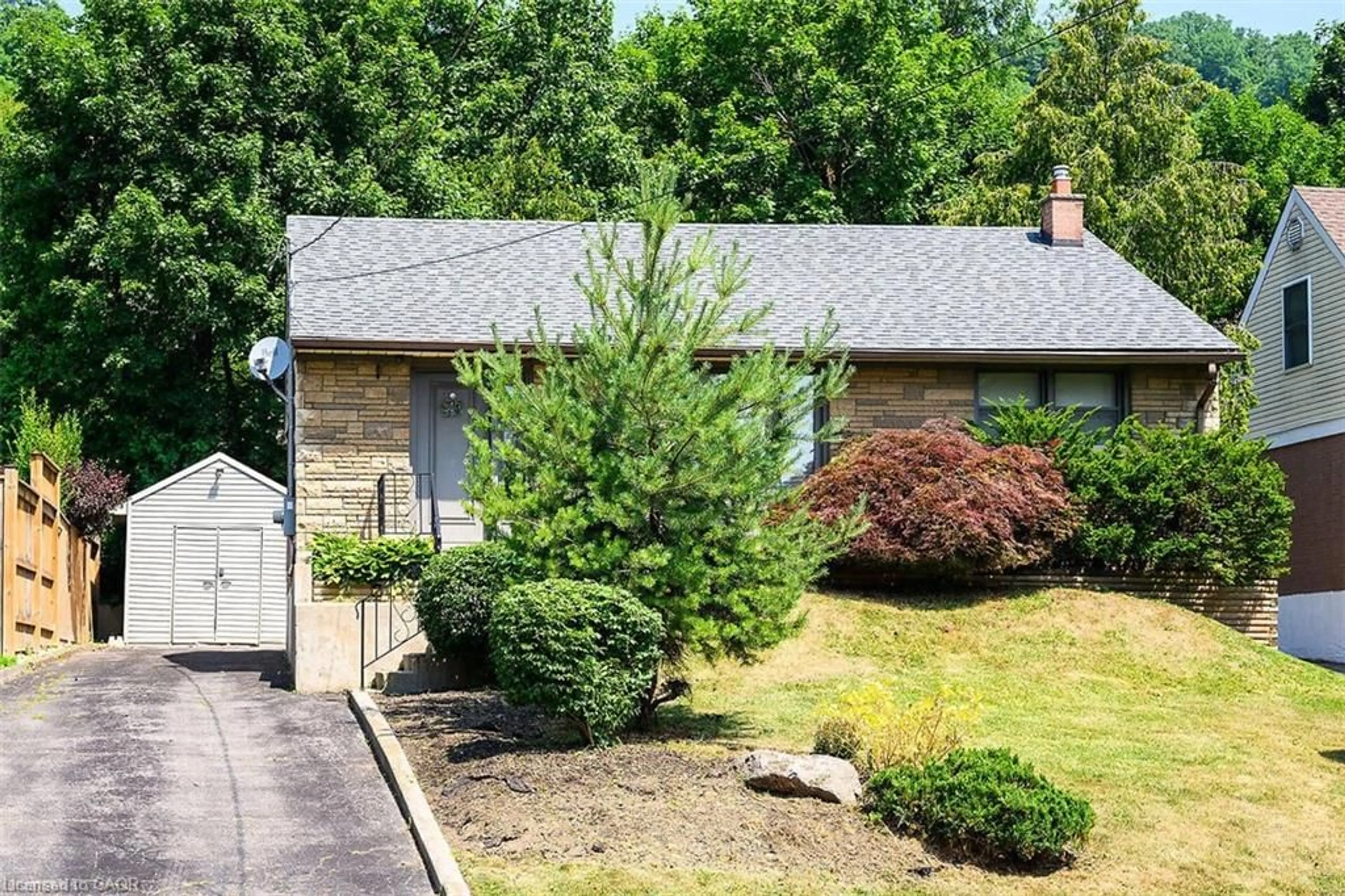 A pic from outside/outdoor area/front of a property/back of a property/a pic from drone, street for 28 Marion Cres, Dundas Ontario L9H 1J1