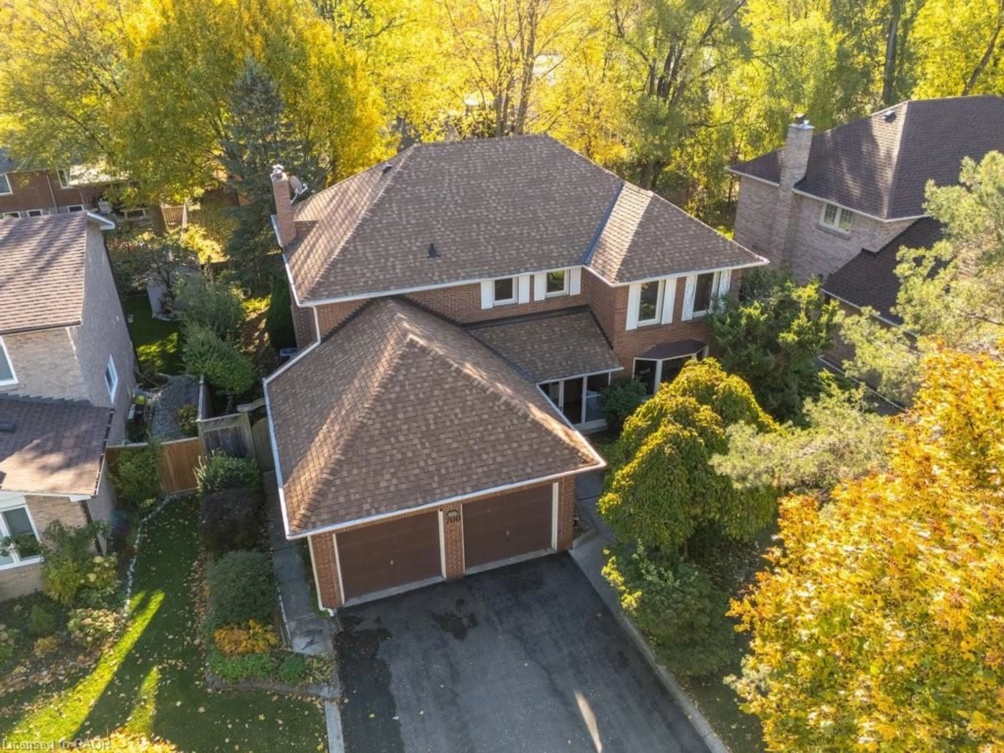 A pic from outside/outdoor area/front of a property/back of a property/a pic from drone, street for 700 Fieldstone Rd, Mississauga Ontario L5C 3M5