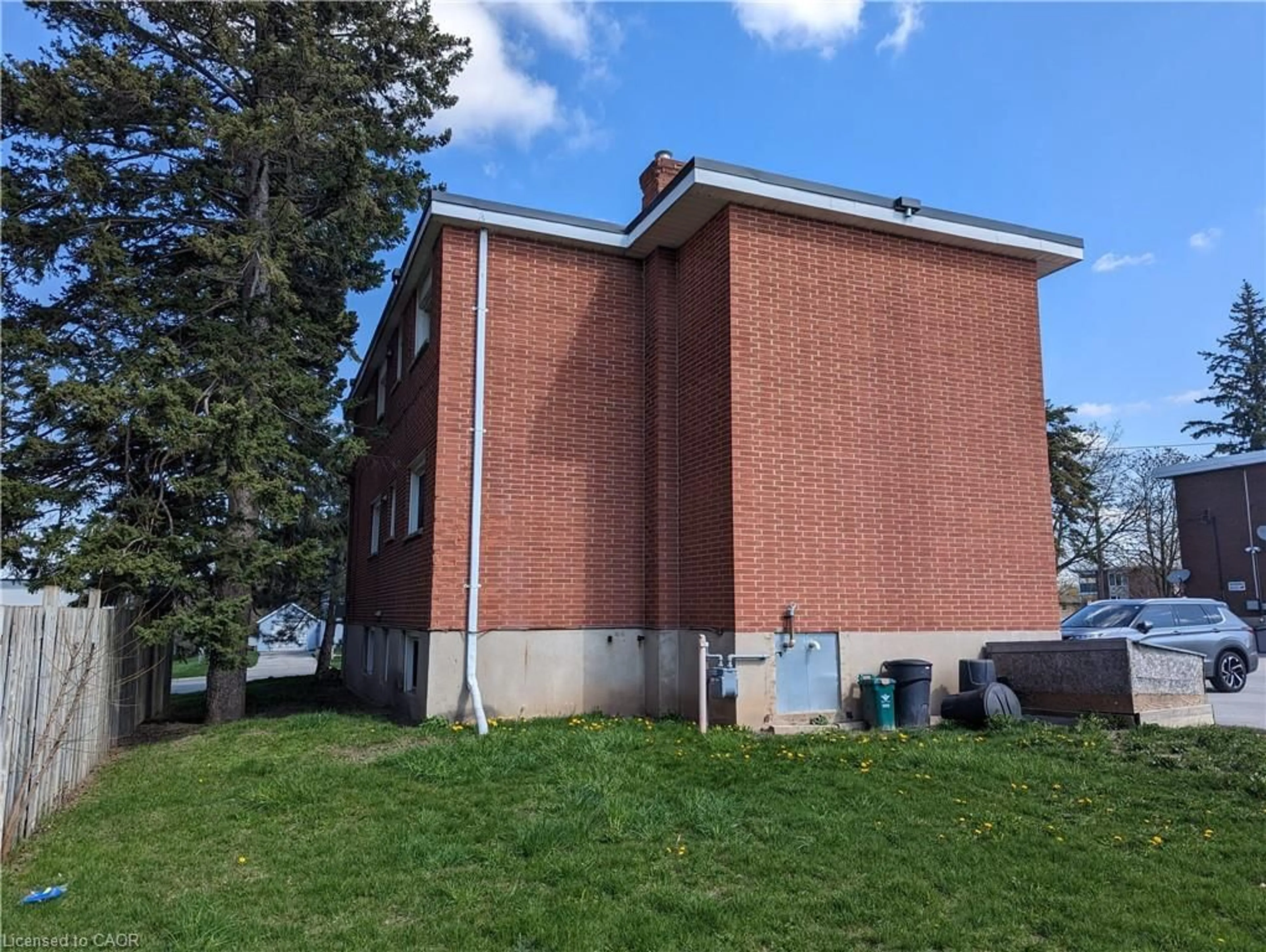Home with brick exterior material, building for 351 Hoffman St, Kitchener Ontario N2M 3N5