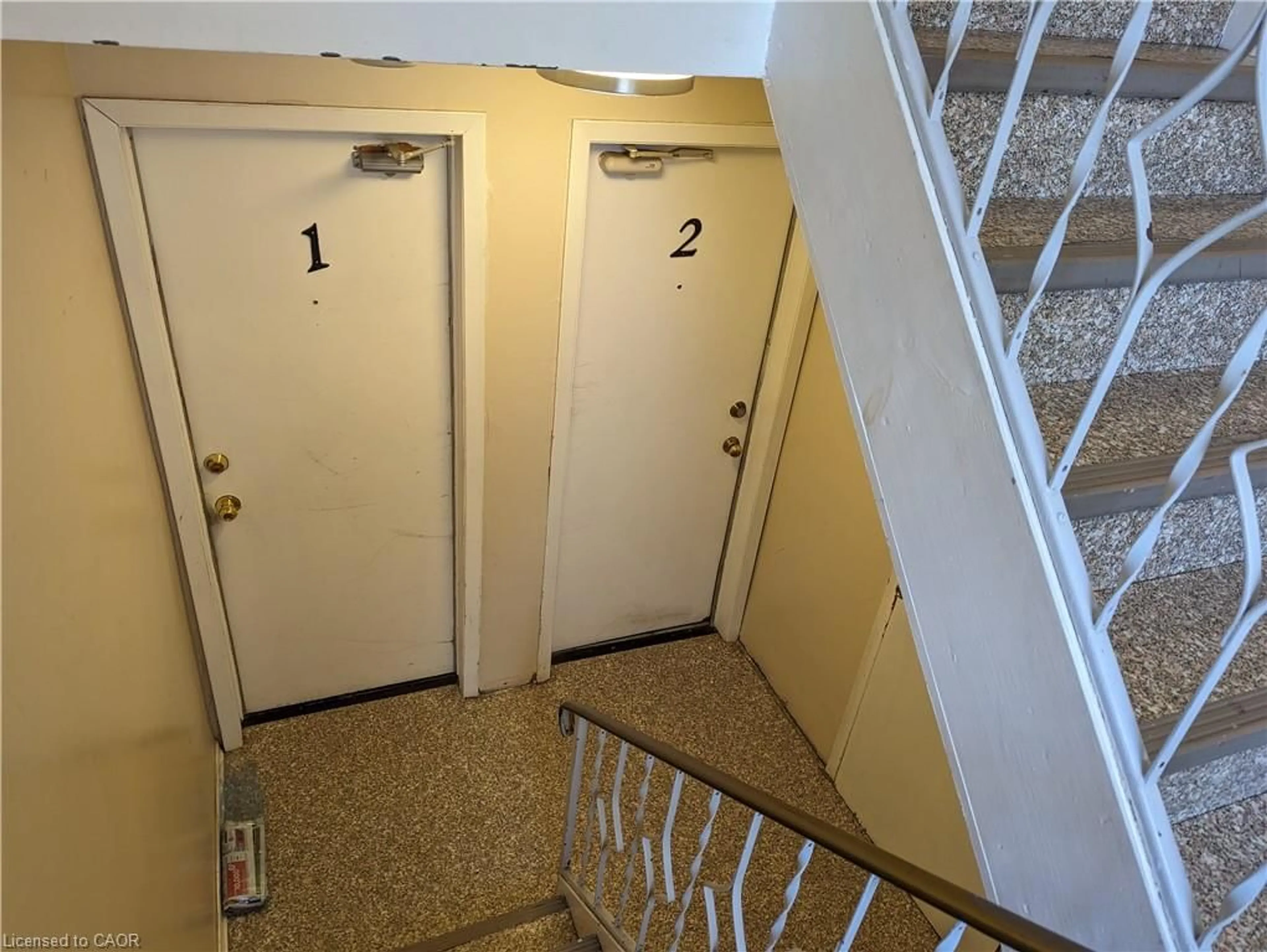 Indoor foyer for 351 Hoffman St, Kitchener Ontario N2M 3N5